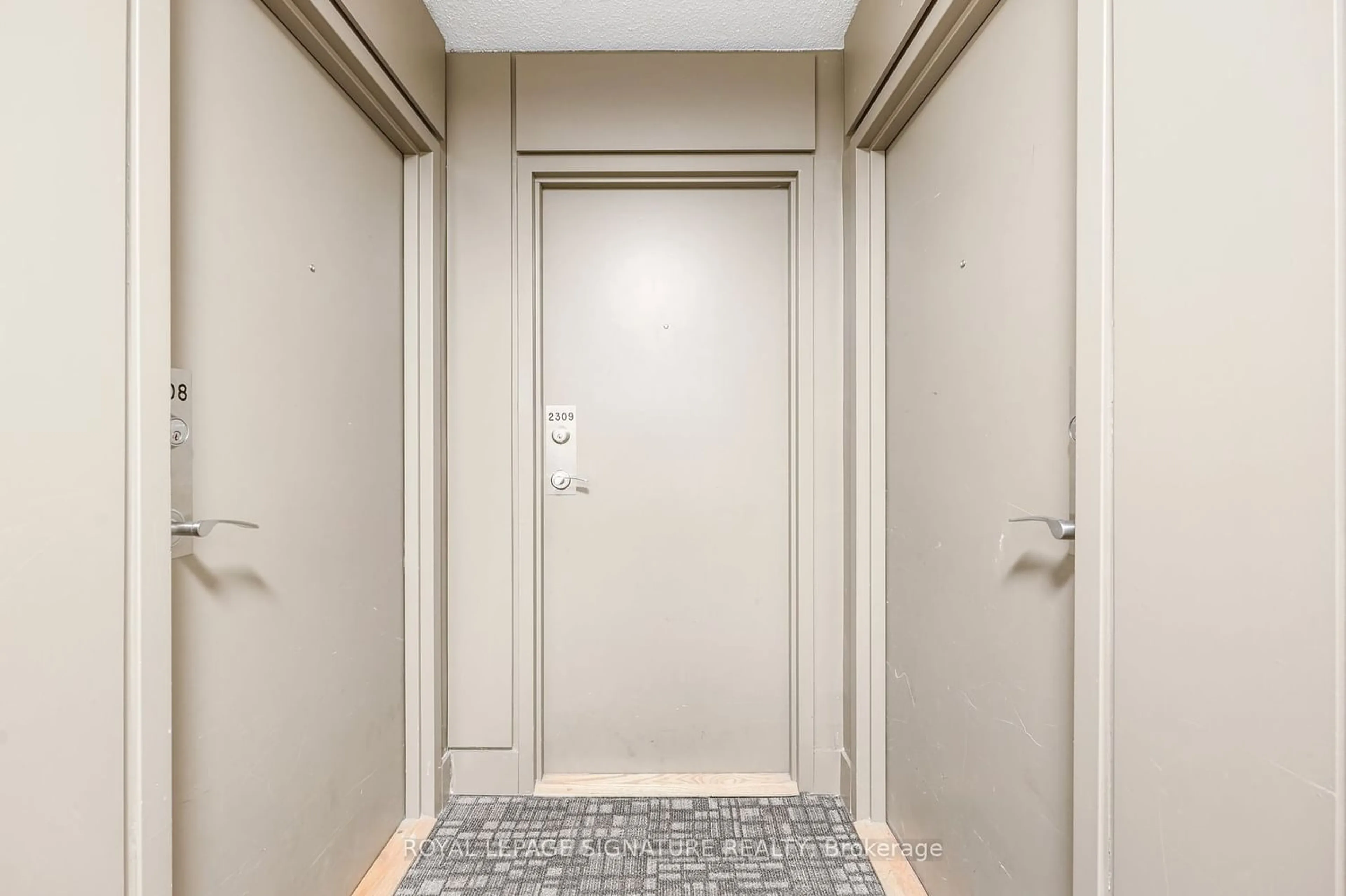 Indoor entryway for 381 Front St #2309, Toronto Ontario M5V 3R8