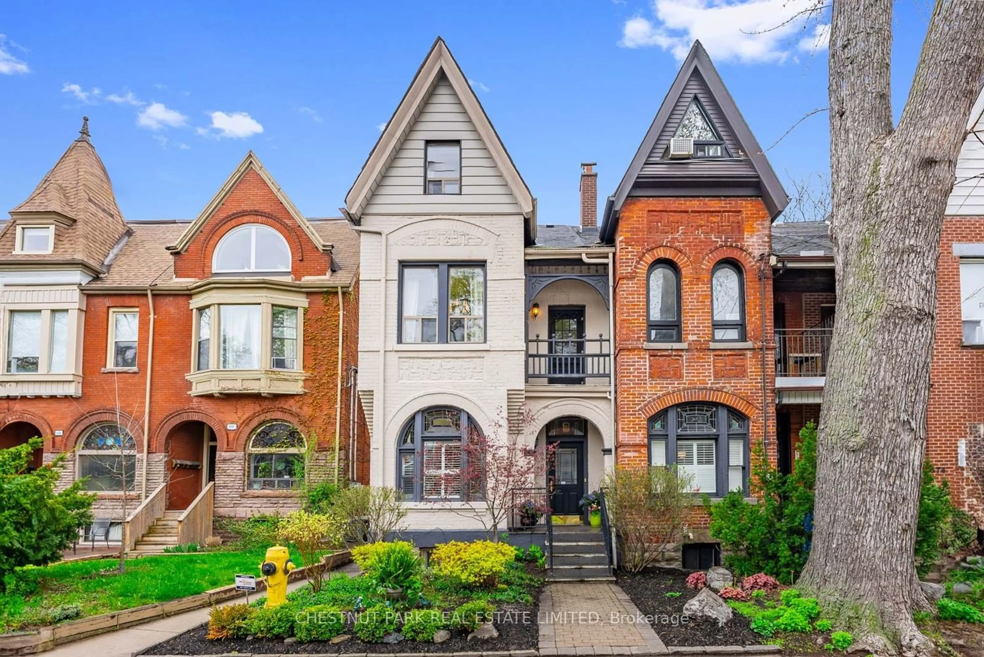 Home with brick exterior material for 670 Euclid Ave, Toronto Ontario M6G 2T7