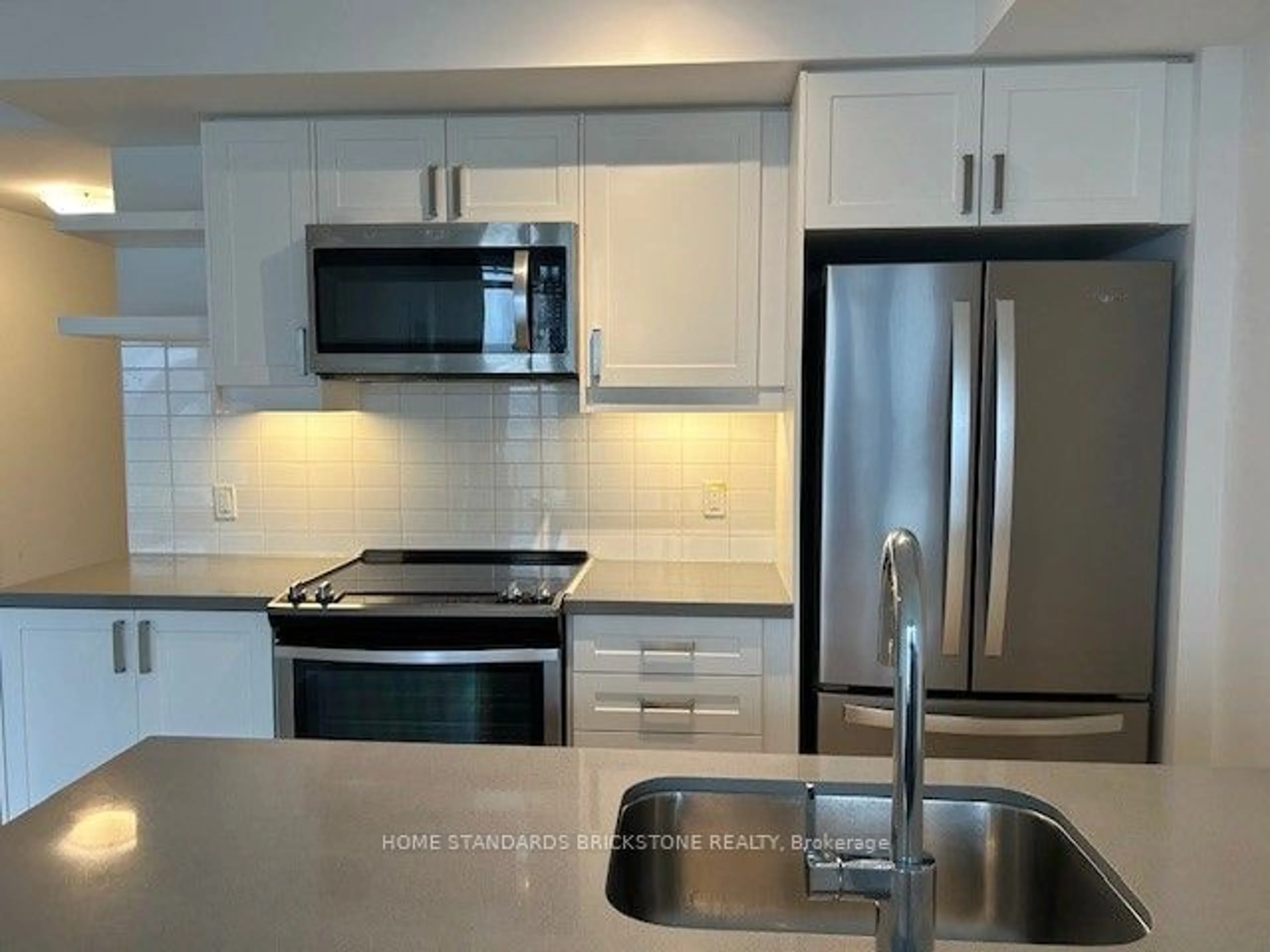 Standard kitchen for 50 Wellesley St #3303, Toronto Ontario M4Y 0C8