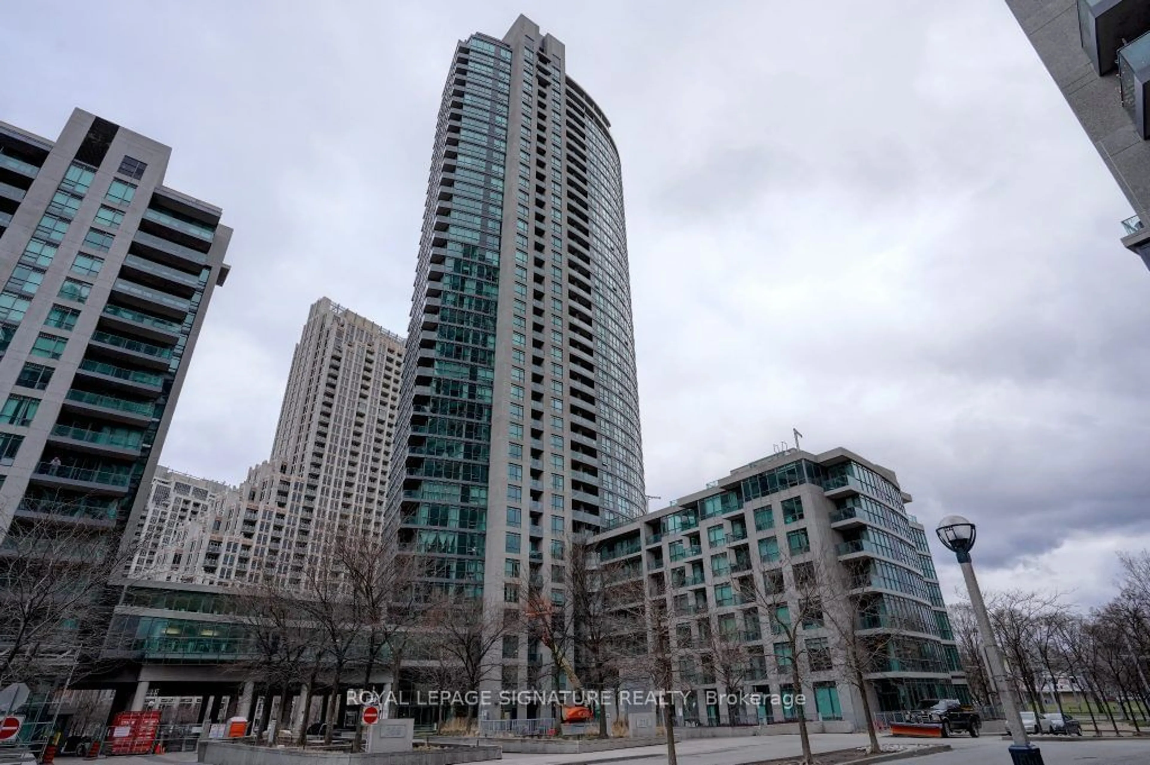 A pic from exterior of the house or condo for 215 Fort York Blvd #1611, Toronto Ontario M5V 4A2