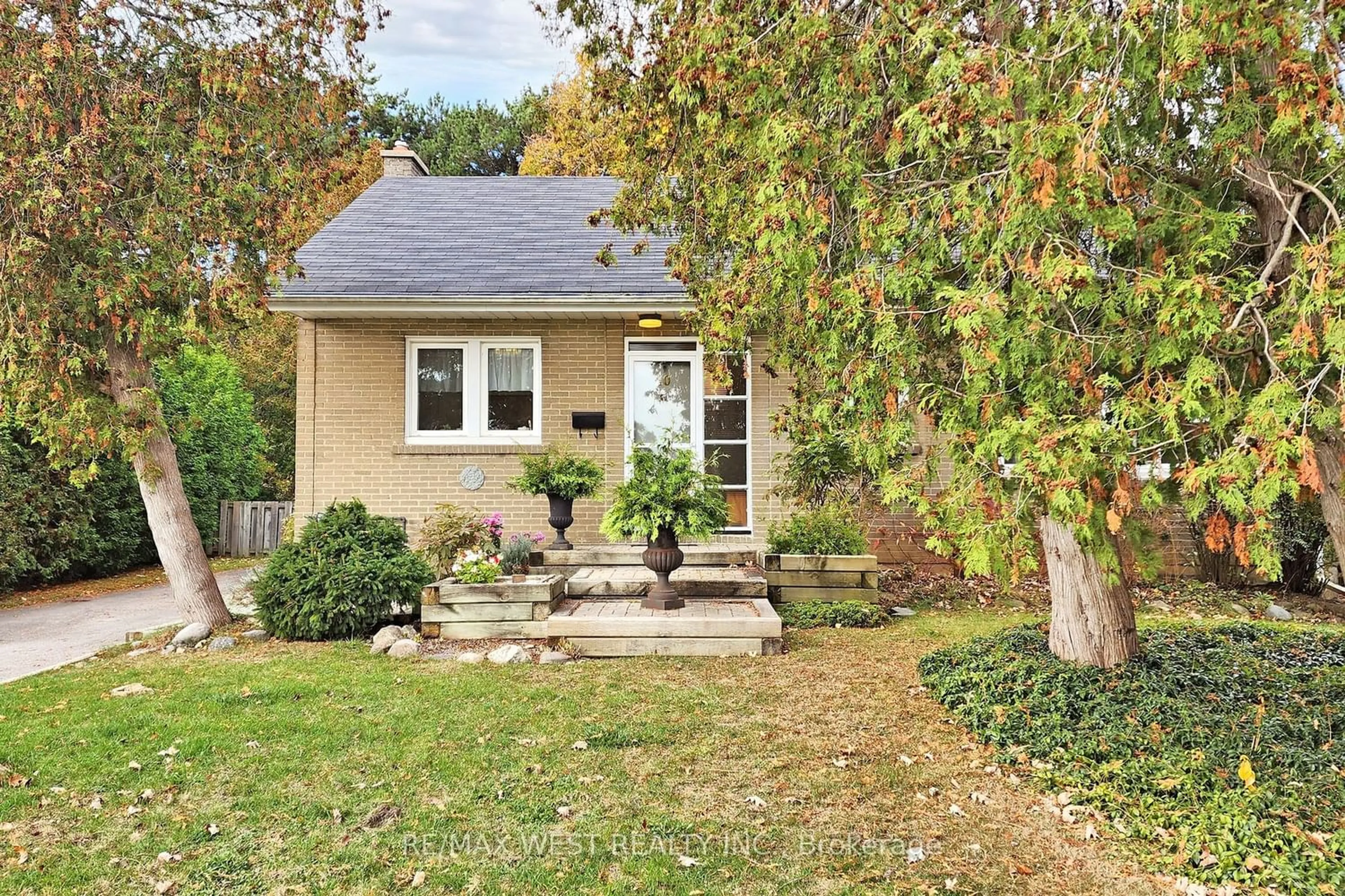 Cottage for 20 Fordham Pl, Toronto Ontario M3B 1K2