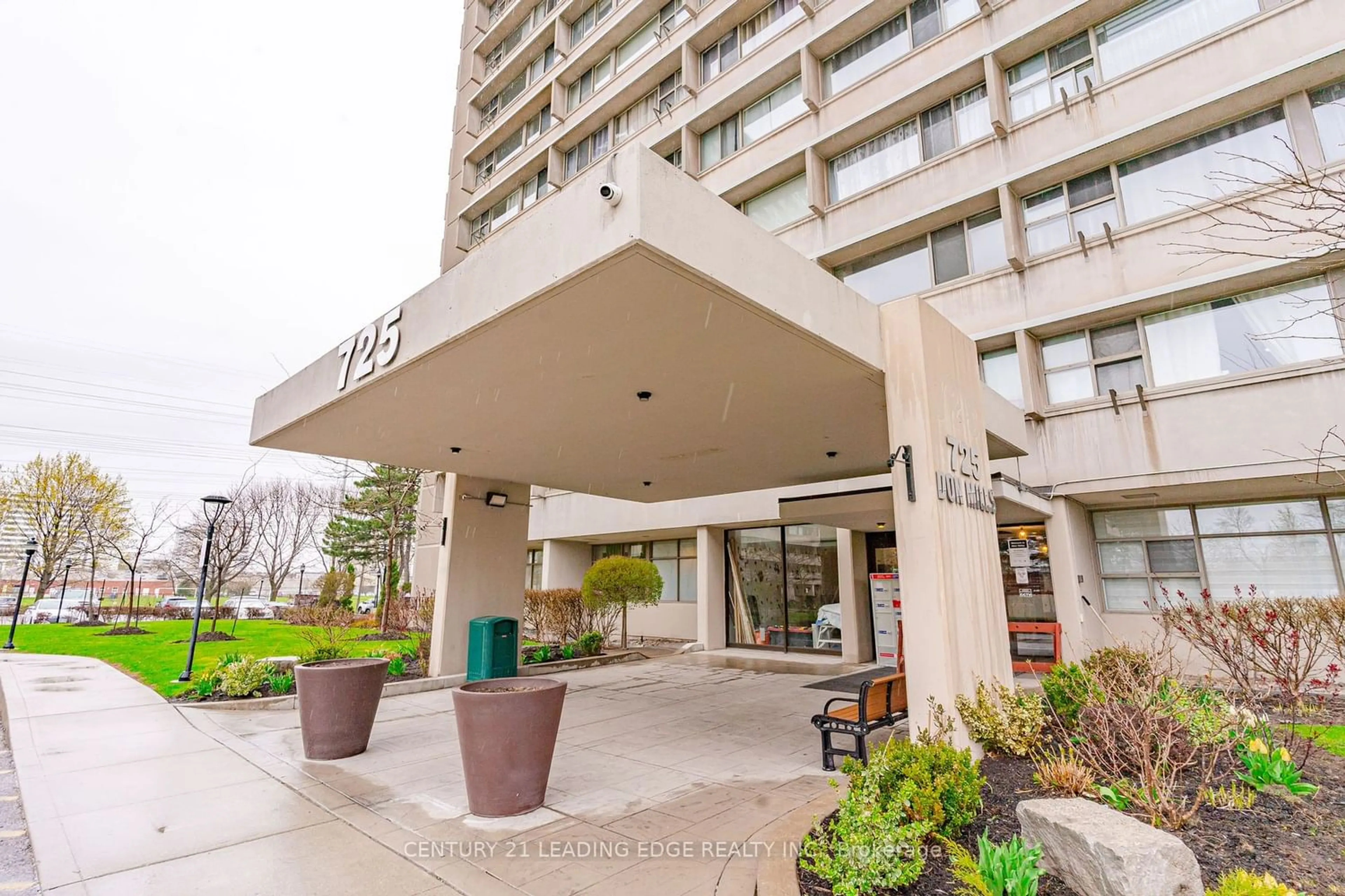 A pic from exterior of the house or condo for 725 Don Mills Rd #706, Toronto Ontario M3C 1S5