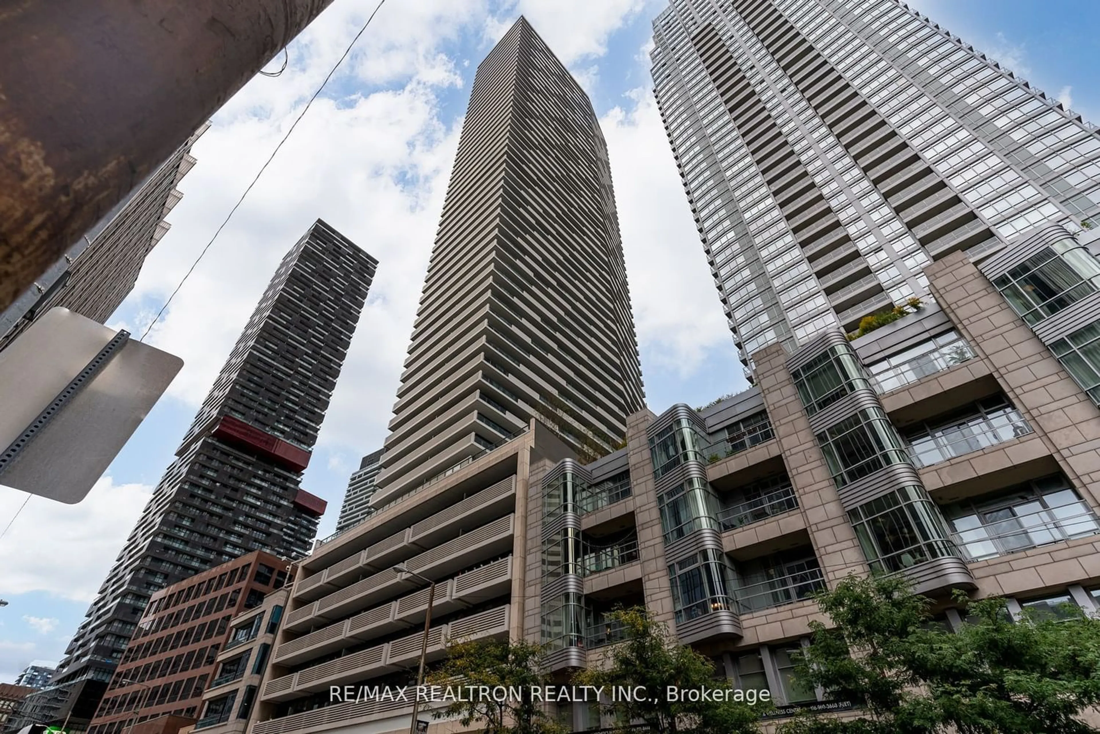 A pic from exterior of the house or condo for 2221 Yonge St #2911, Toronto Ontario M4S 2B4