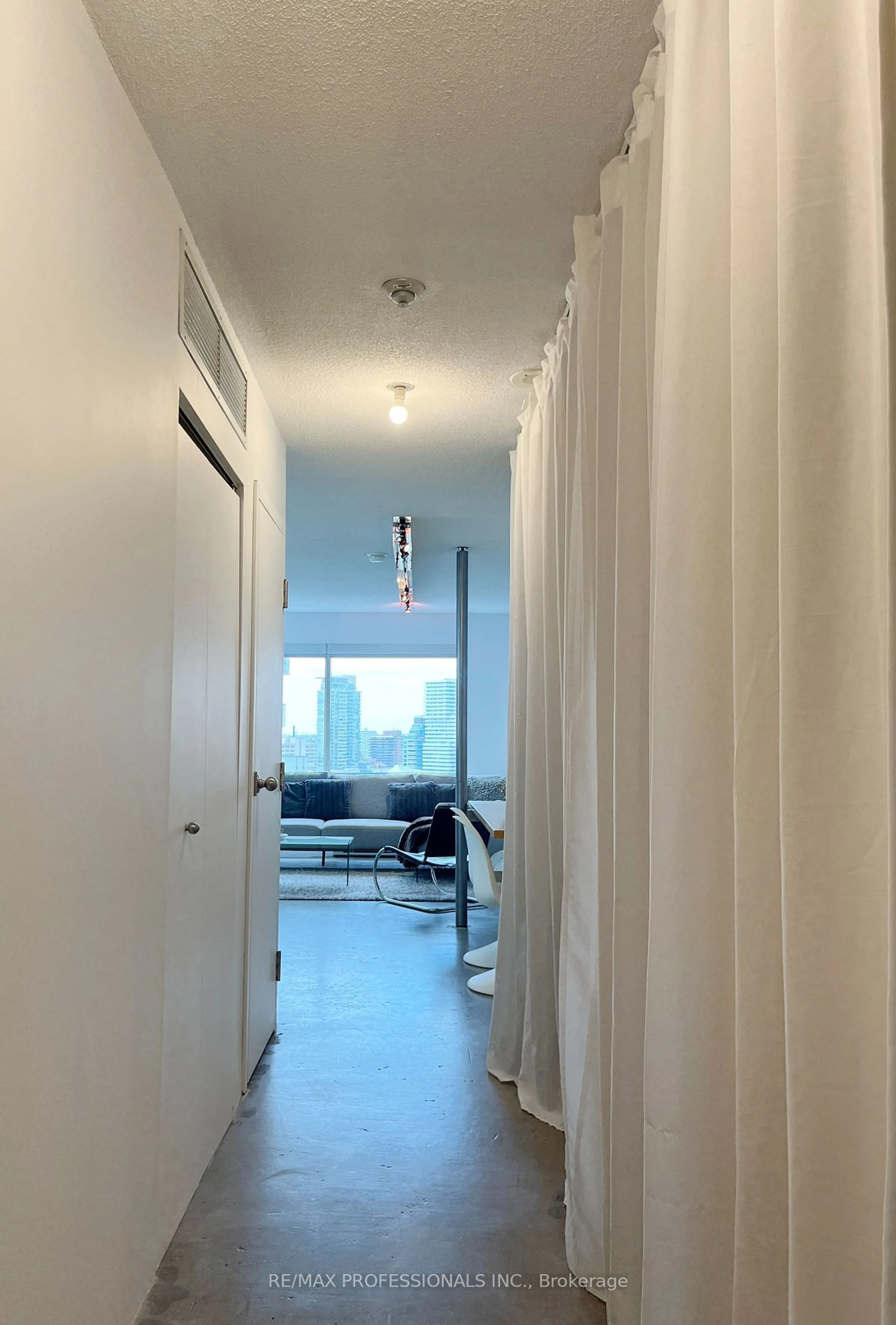 A pic of a room for 1001 Bay St #2316, Toronto Ontario M5S 3A6