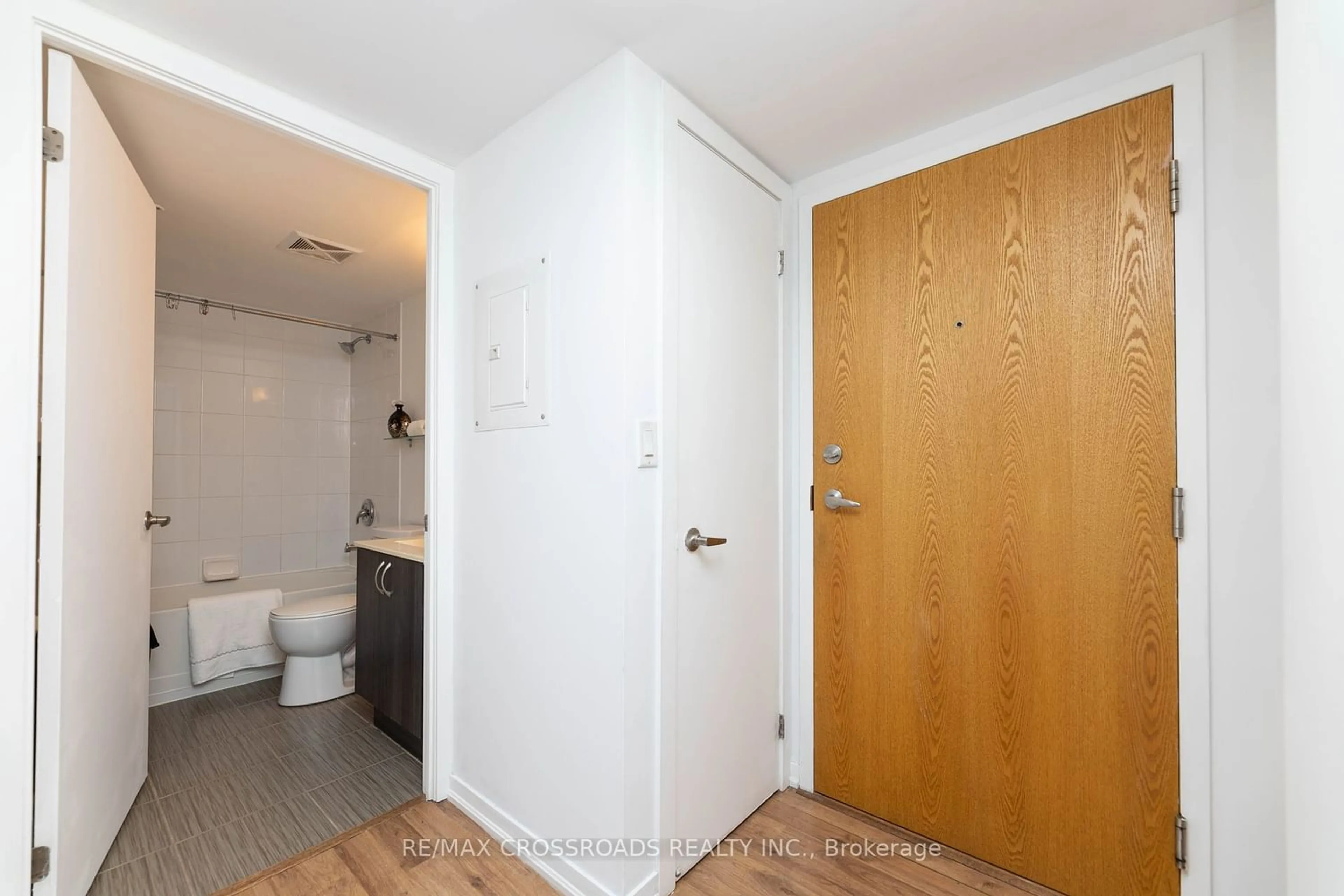 Standard bathroom for 20 Joe Shuster Way #522, Toronto Ontario M6K 0A3