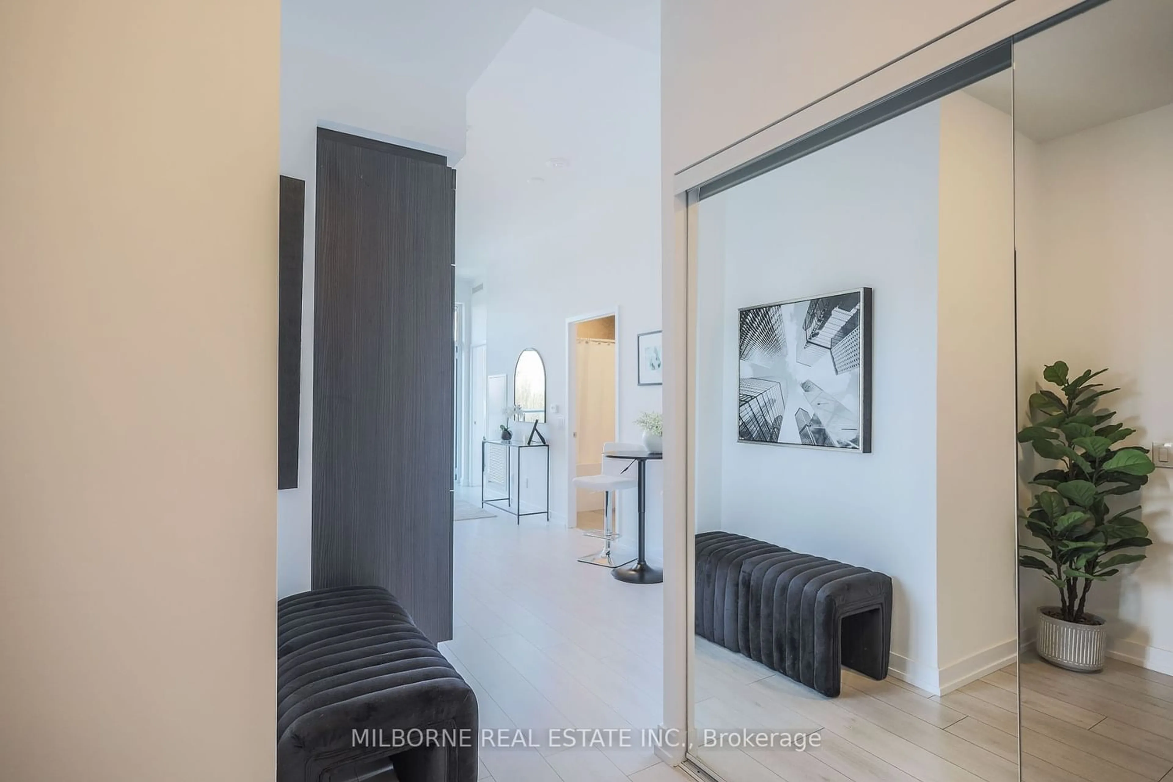 Indoor entryway for 500 Dupont St #308, Toronto Ontario M6G 1Y7
