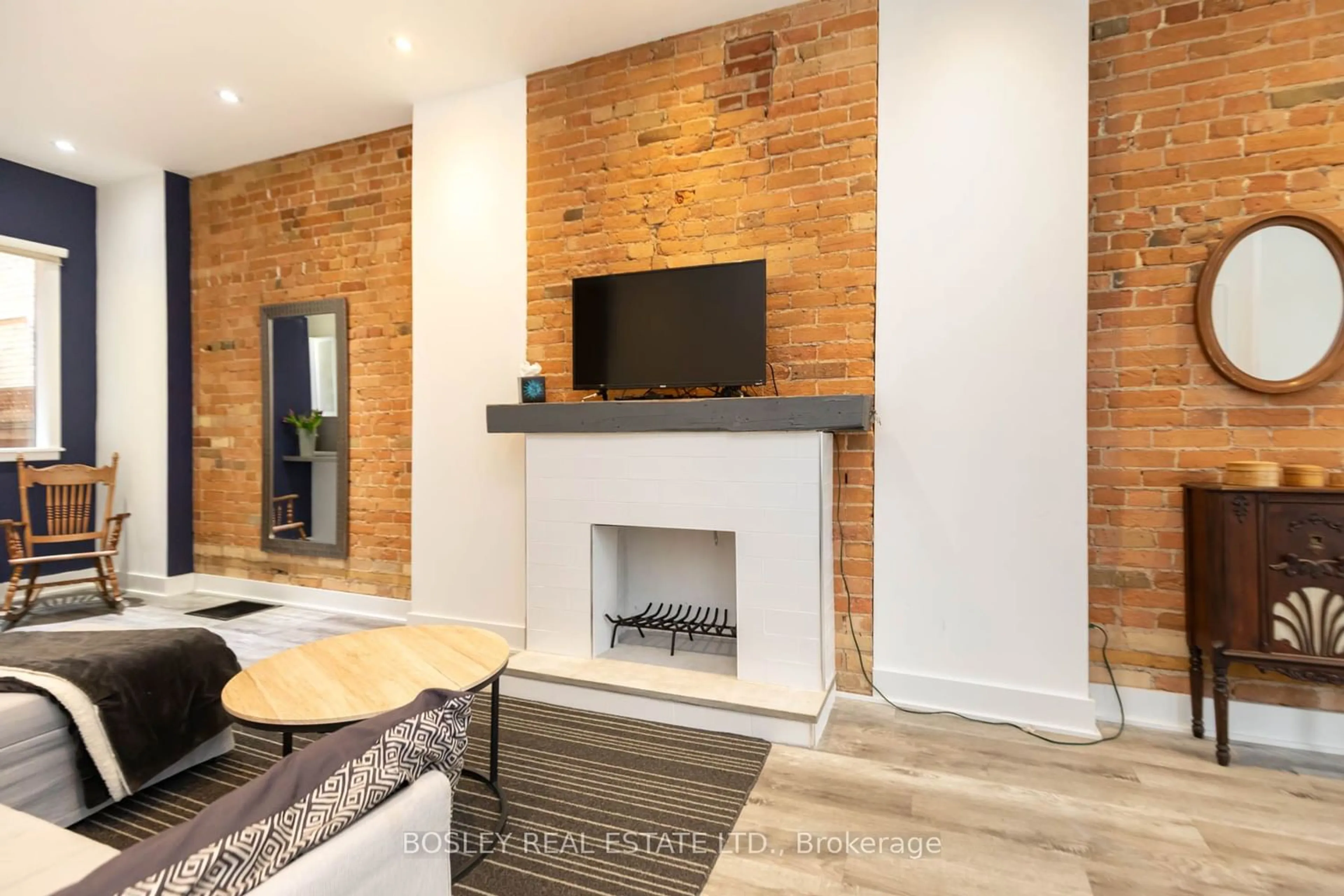 Living room for 108 Seaton St, Toronto Ontario M5A 2T3