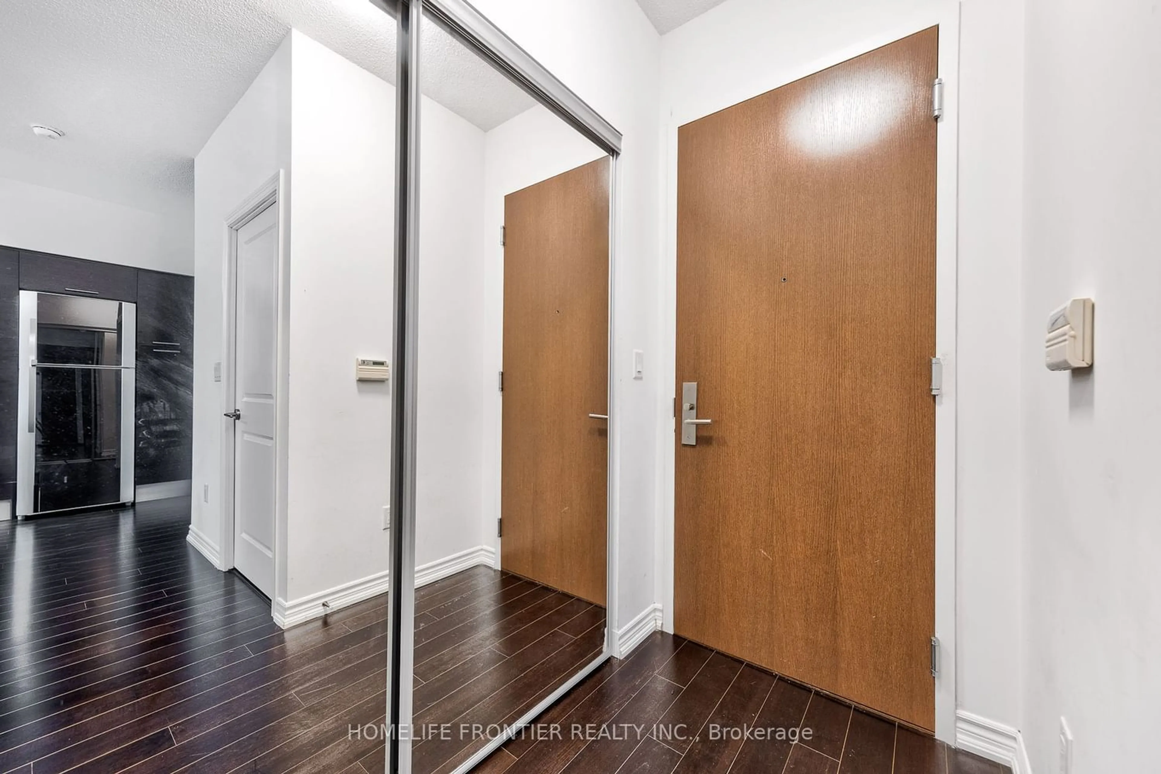 Indoor entryway for 386 Yonge St #5609, Toronto Ontario M5B 0A5