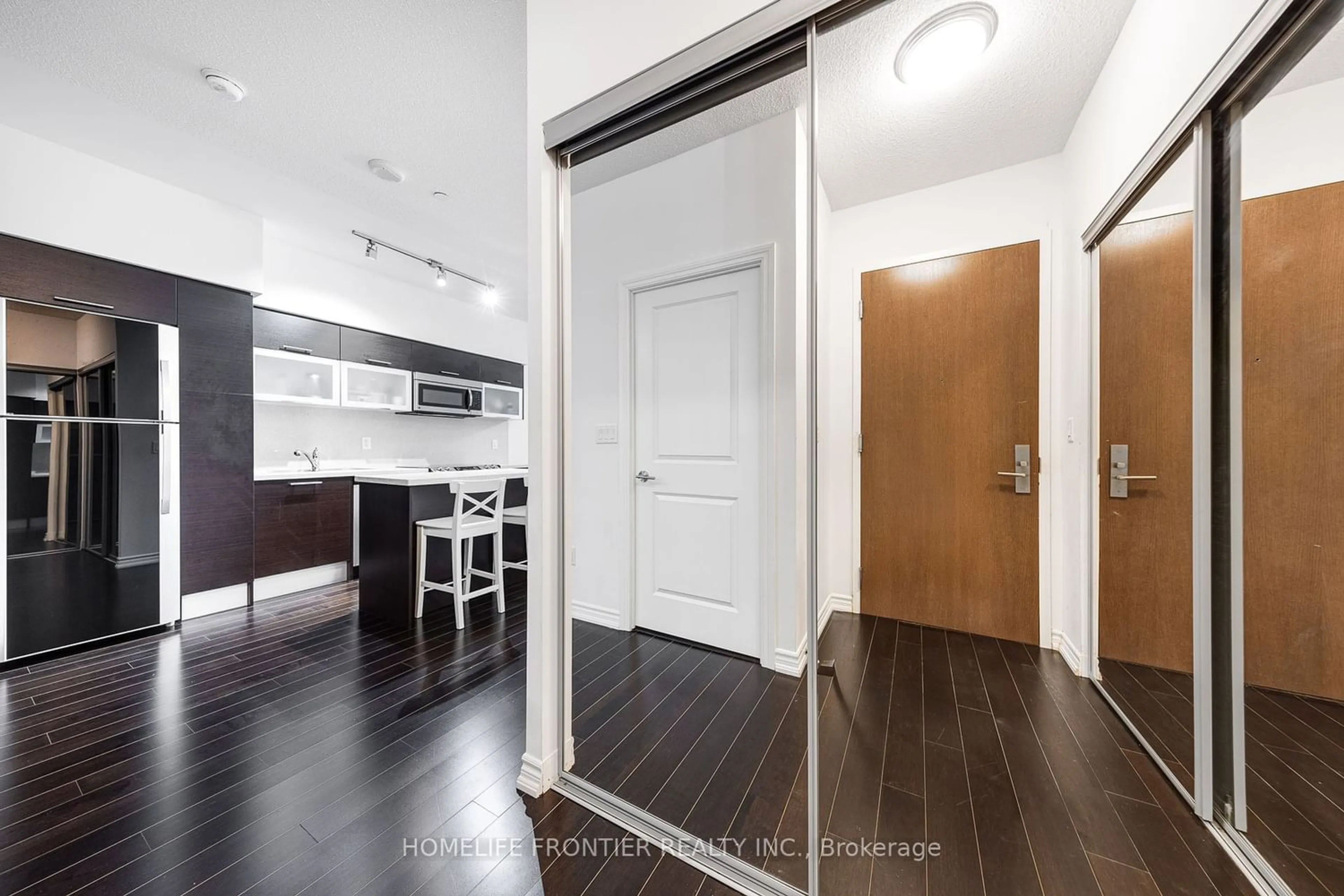 Indoor entryway for 386 Yonge St #5609, Toronto Ontario M5B 0A5