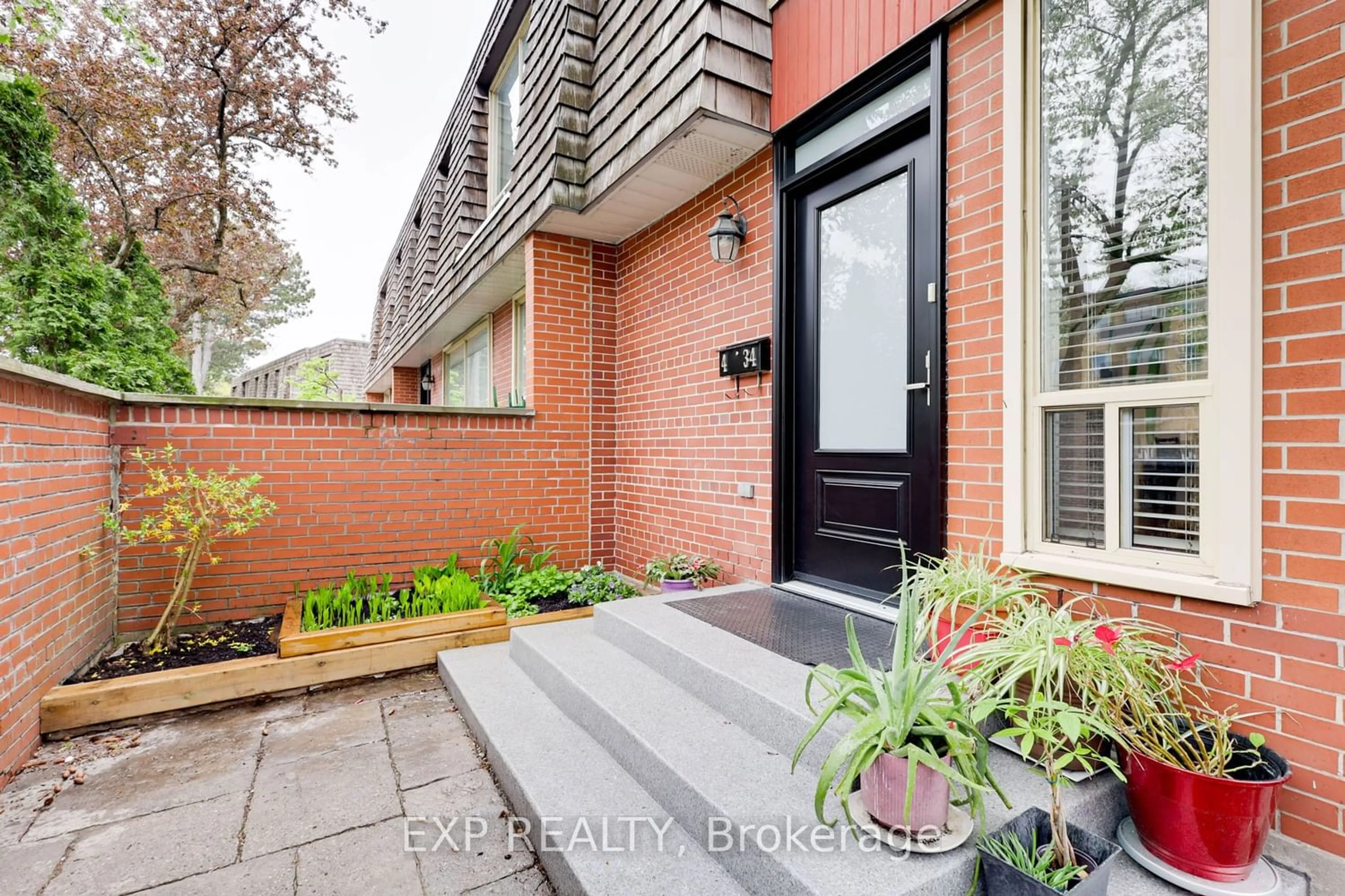 Home with brick exterior material for 34 Yorkminster Rd #4, Toronto Ontario M2P 2A4