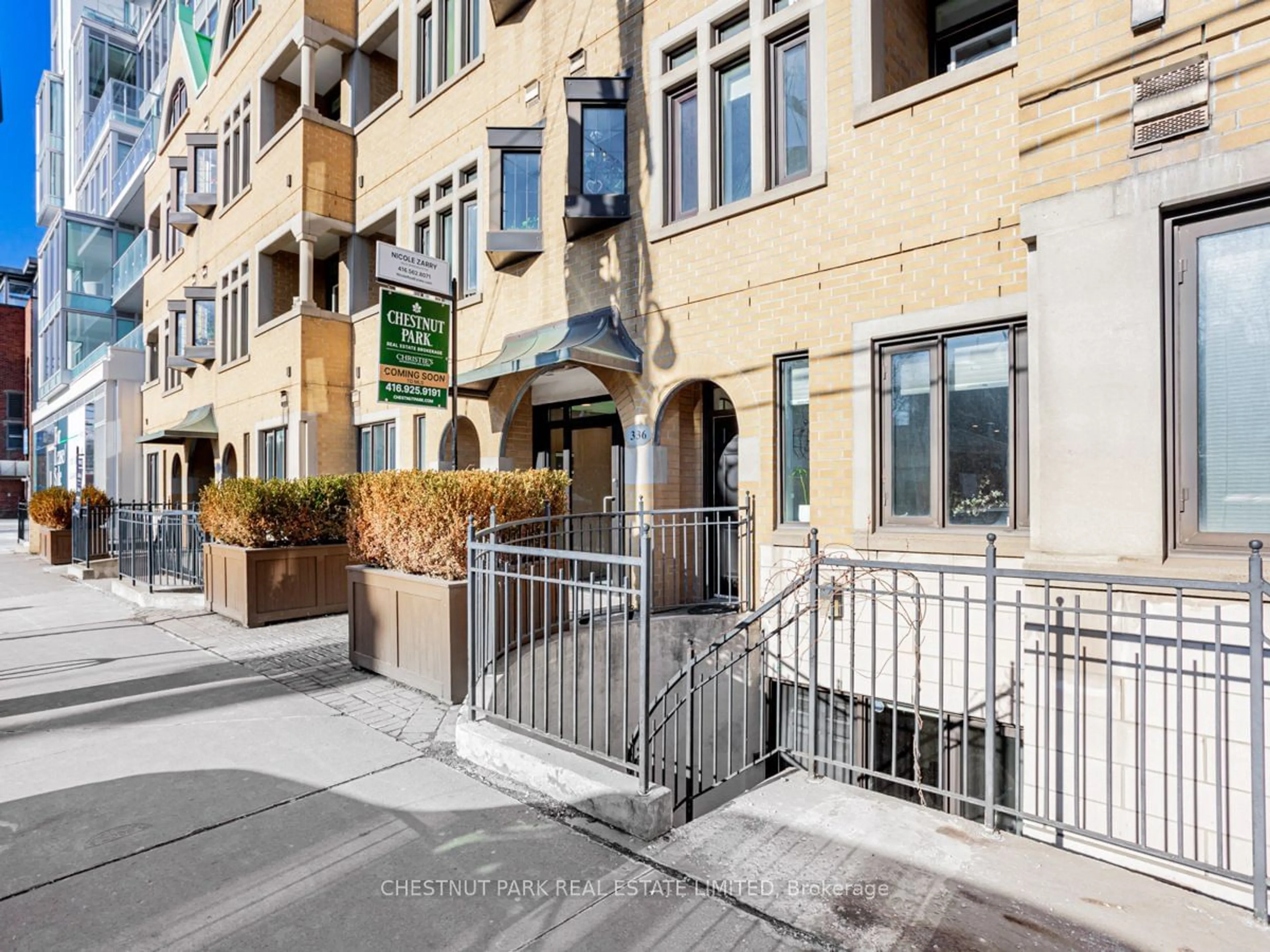 A pic from exterior of the house or condo for 336 Davenport Rd #101, Toronto Ontario M5R 1K6