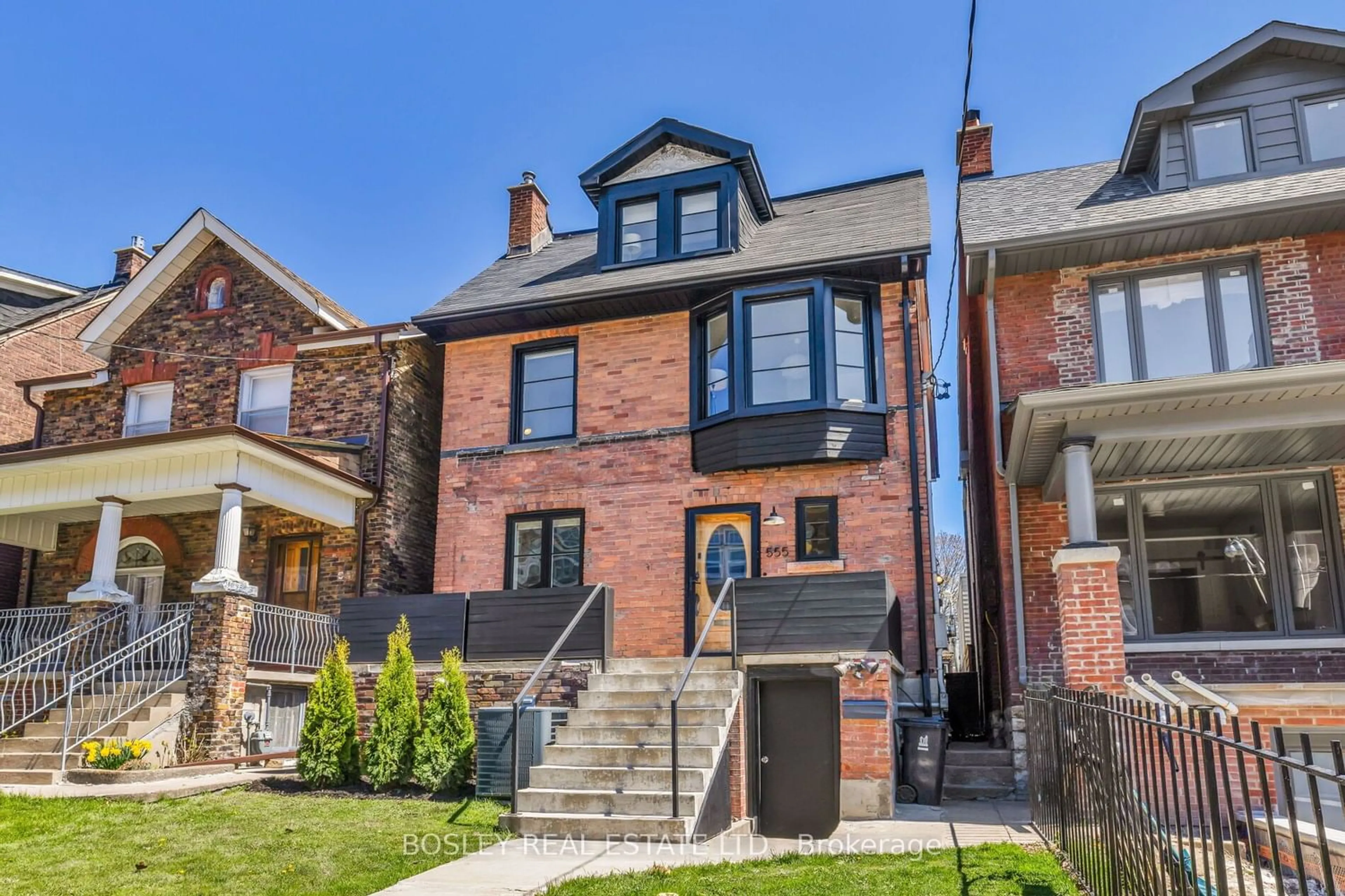 Home with brick exterior material for 555 Shaw St, Toronto Ontario M6G 3L5