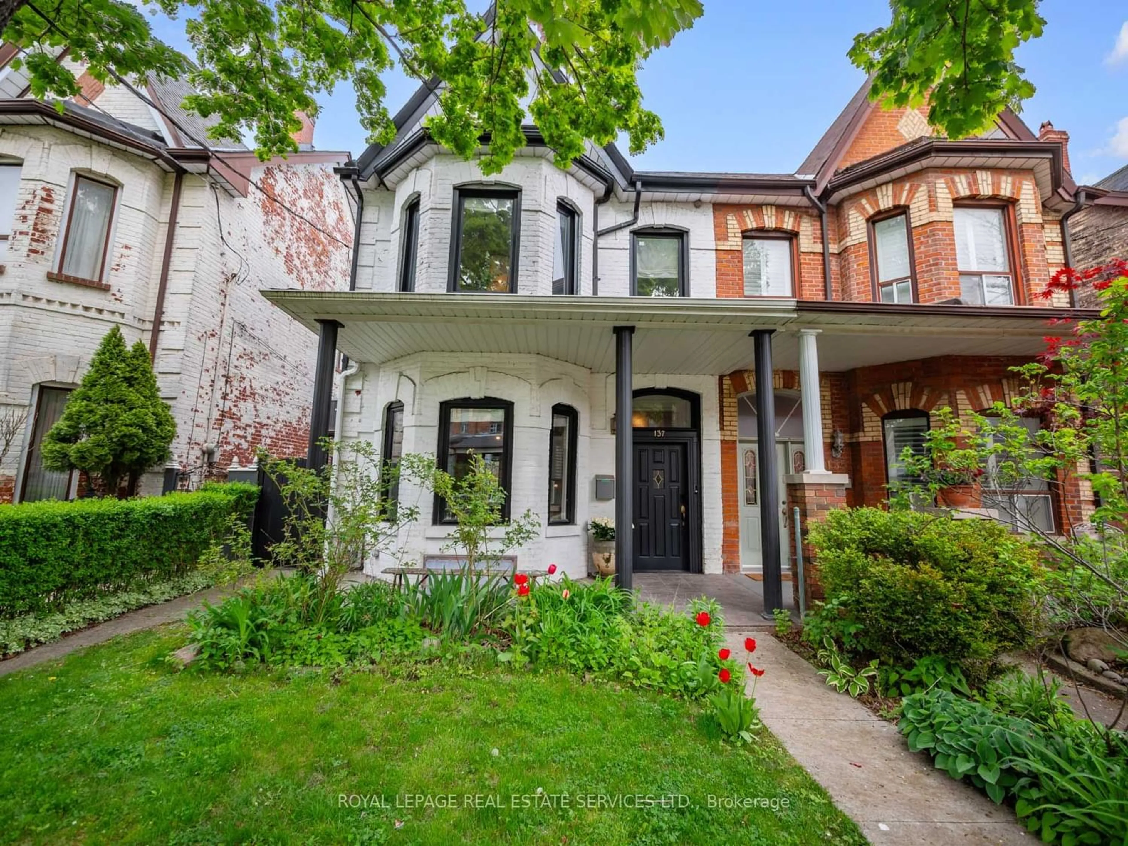 Frontside or backside of a home for 137 Dovercourt Rd, Toronto Ontario M6J 3C5