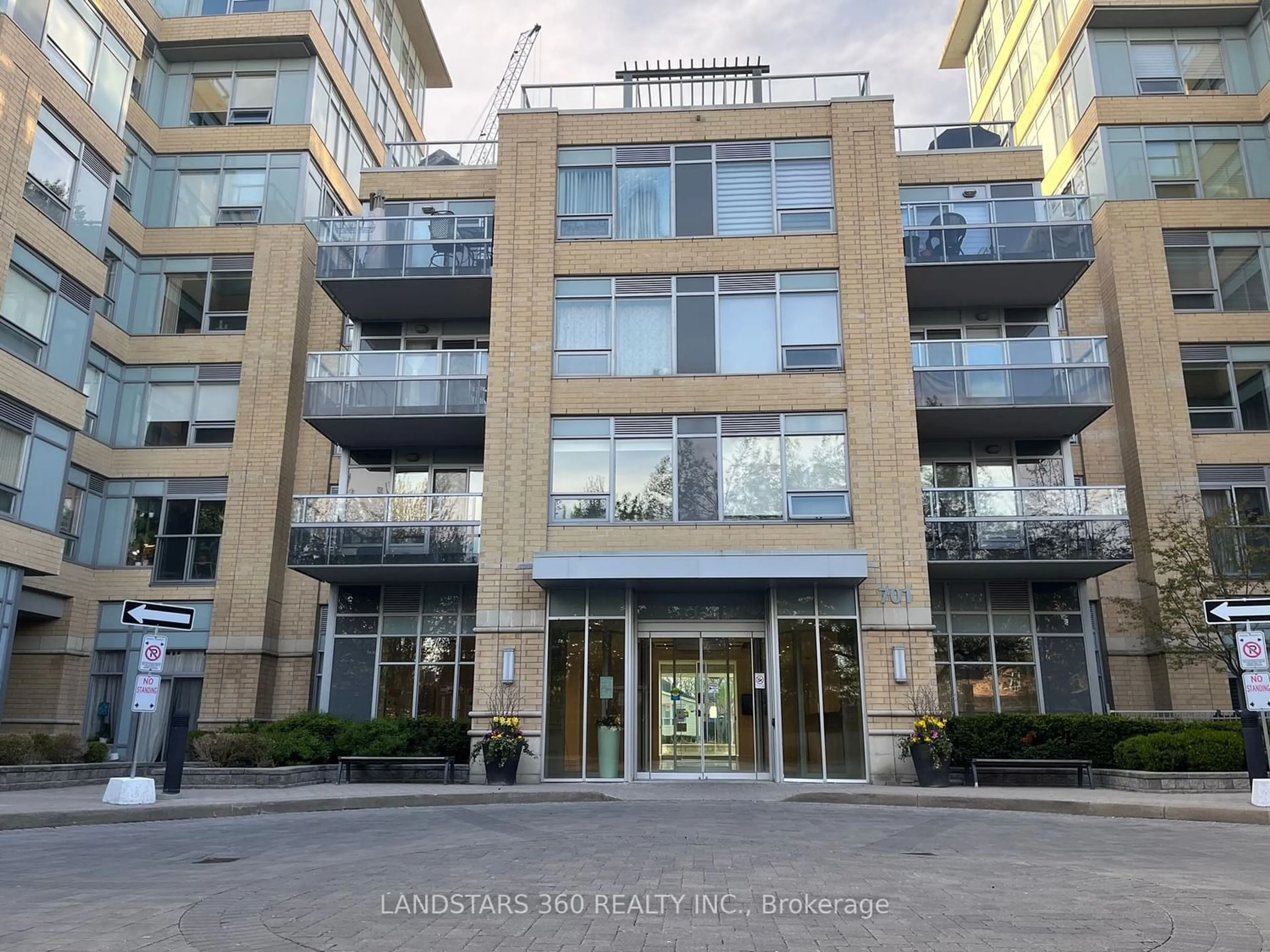 A pic from exterior of the house or condo for 701 Sheppard Ave #803, Toronto Ontario M3H 0B2