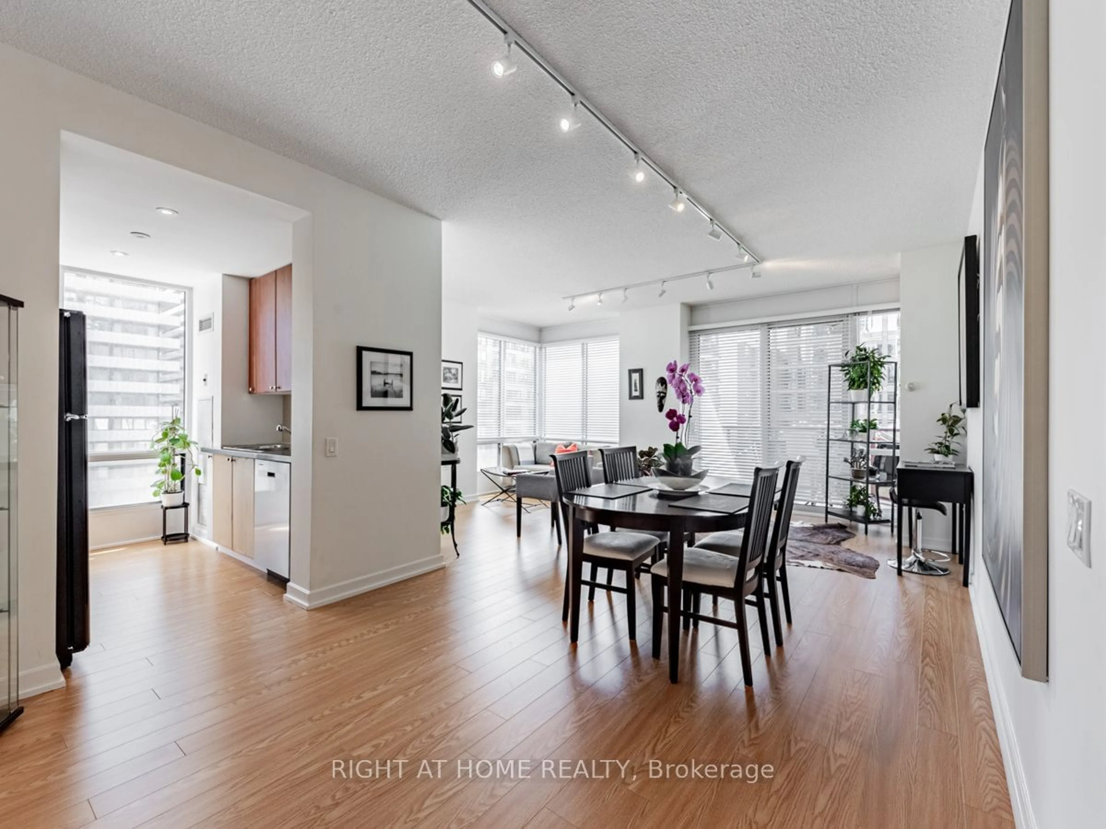 Dining room for 85 Bloor St #1011, Toronto Ontario M4W 3Y1