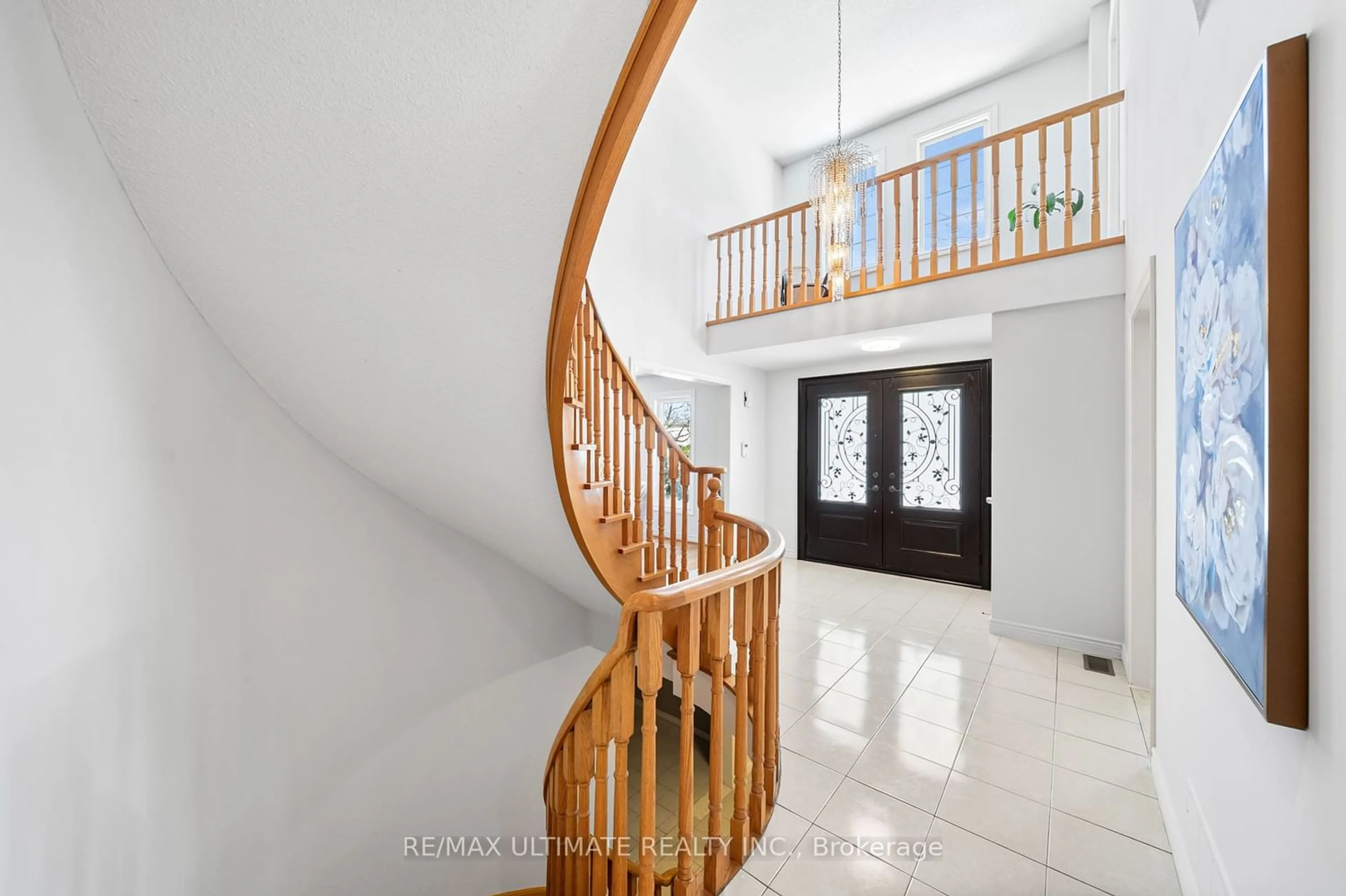Indoor foyer for 22 Chelmsford Ave, Toronto Ontario M2R 3W6