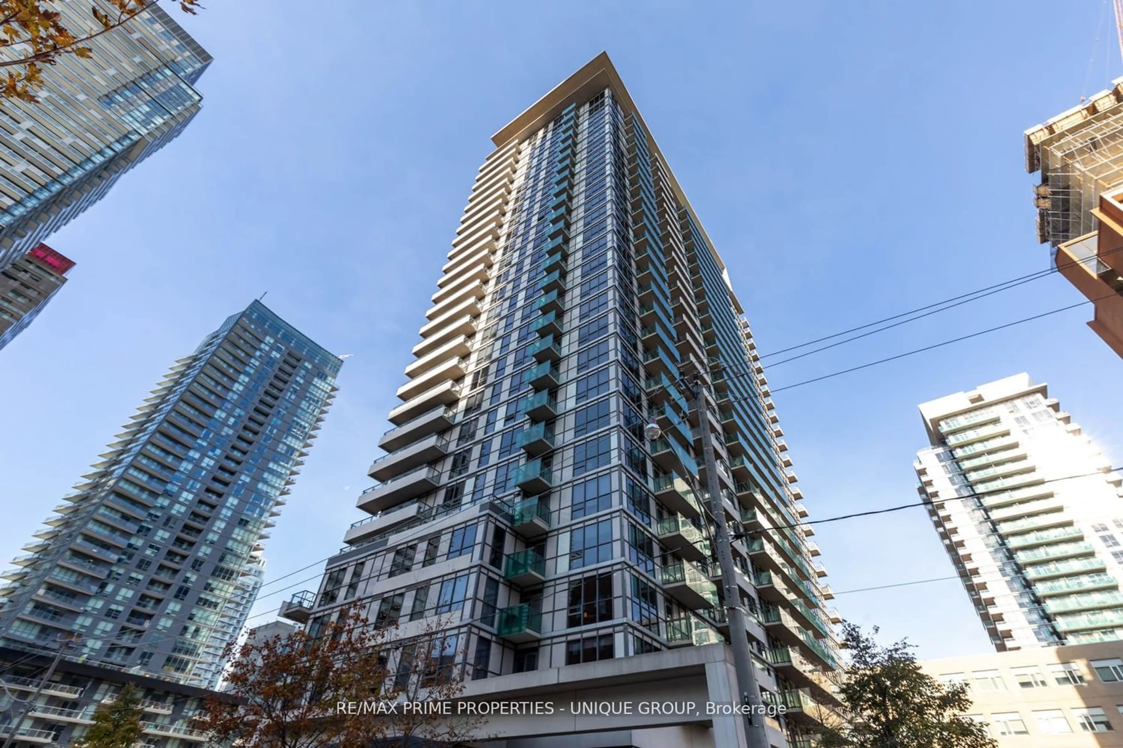 A pic from exterior of the house or condo for 70 Roehampton Ave #211, Toronto Ontario M4P 1R2