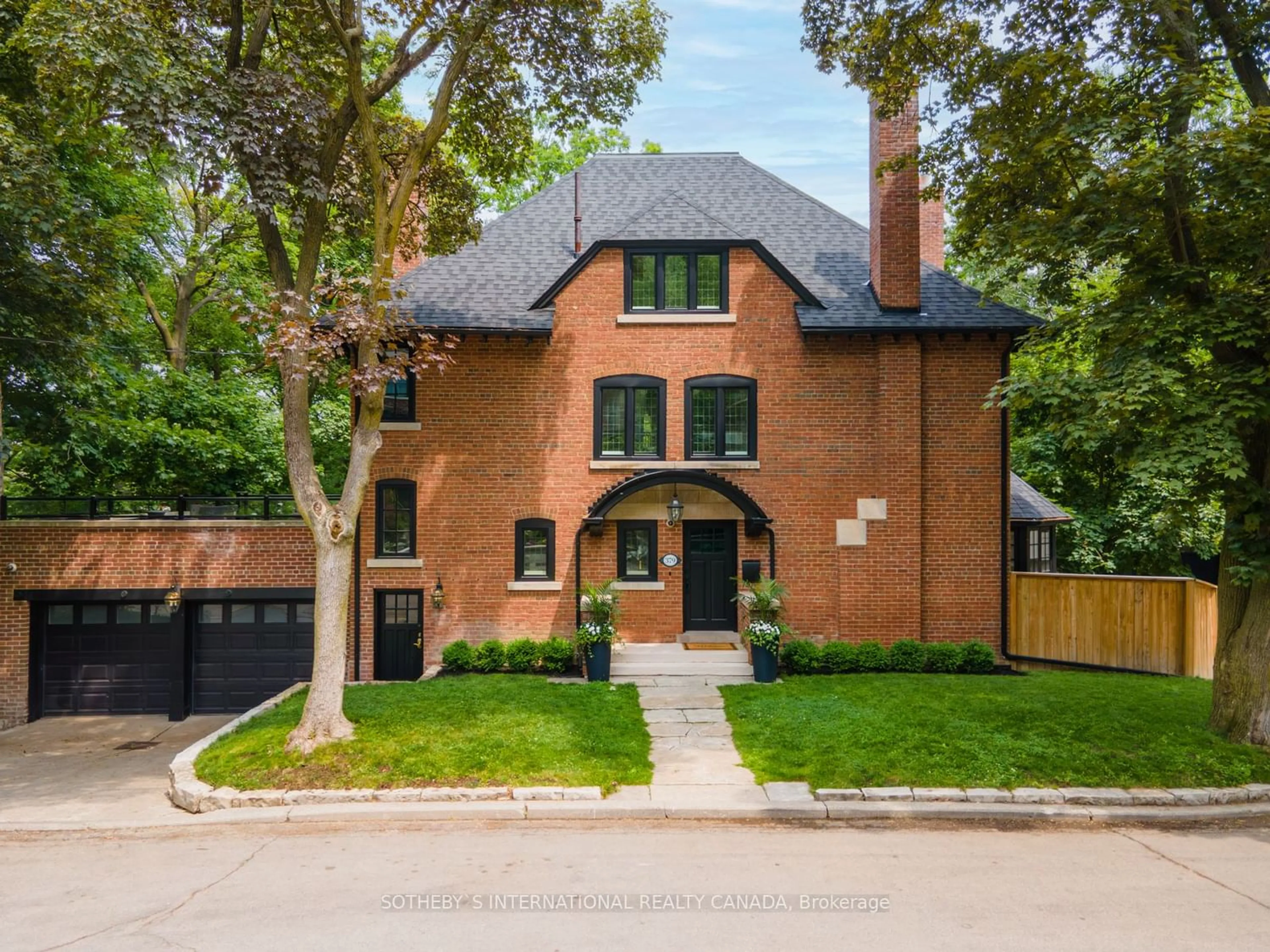 Home with brick exterior material for 379 Walmer Rd, Toronto Ontario M5R 2Y5