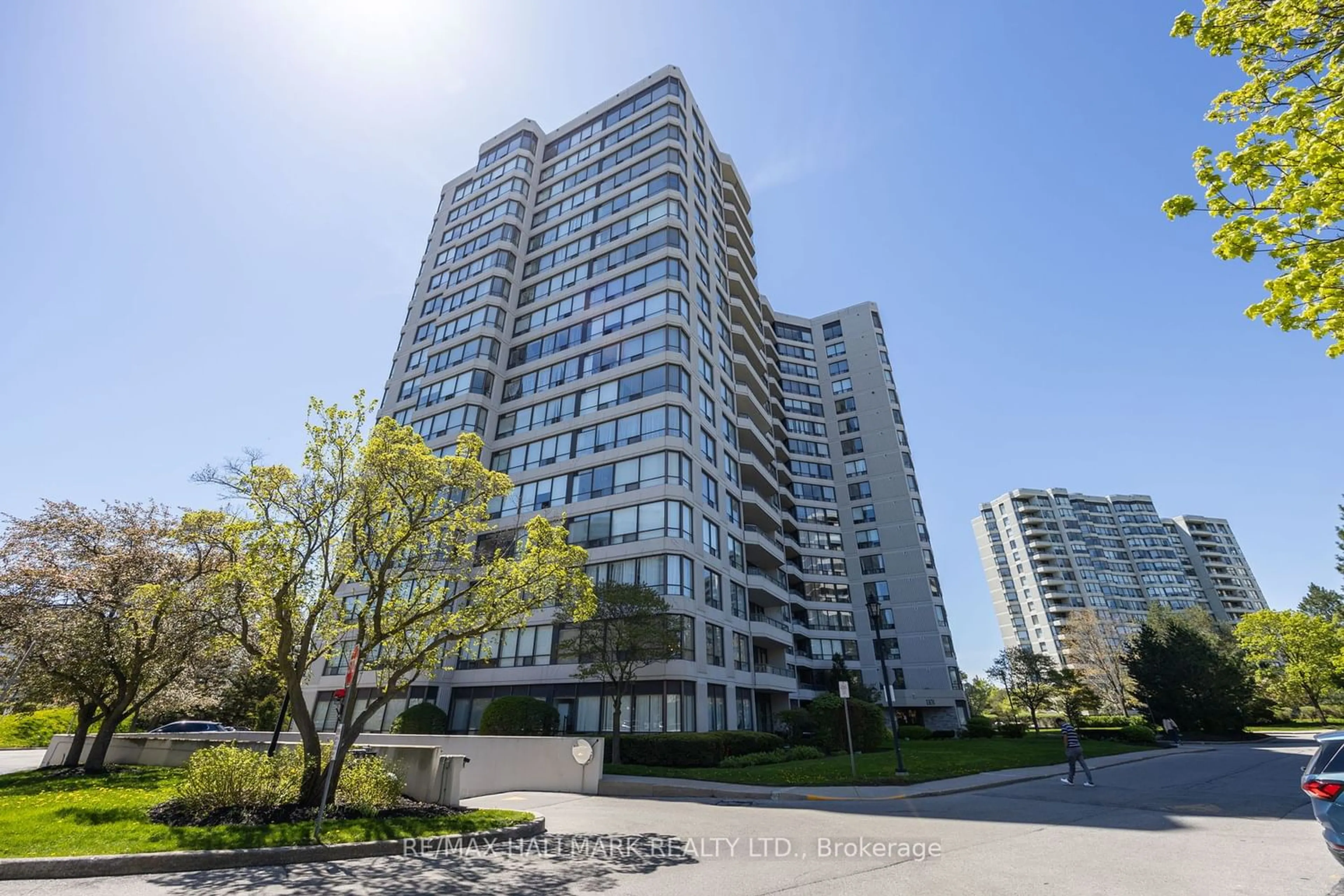A pic from exterior of the house or condo for 1101 Steeles Ave #812, Toronto Ontario M2R 3W5