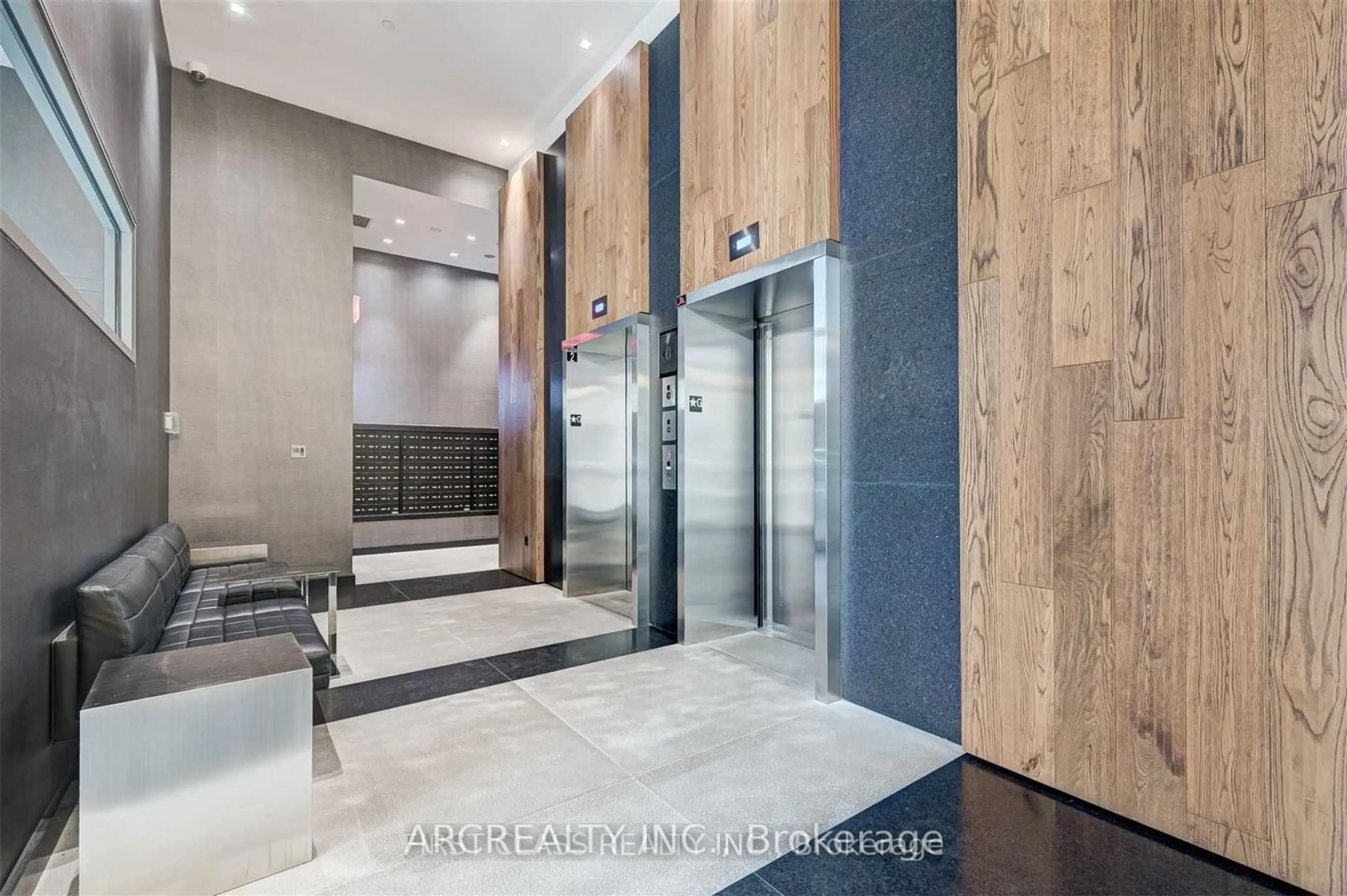 Indoor foyer for 435 Richmond St #404, Toronto Ontario M5V 0N3