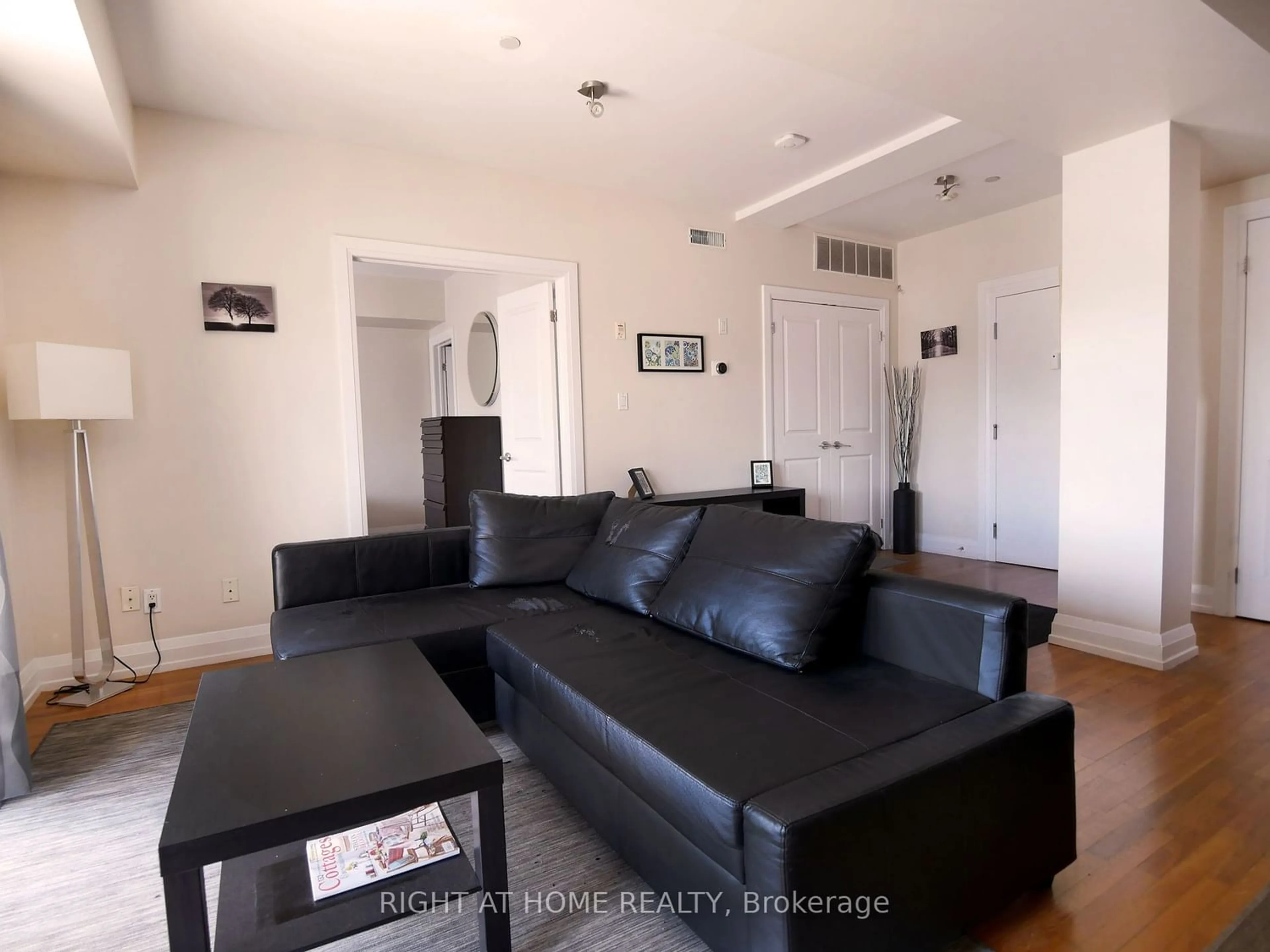 Living room for 473 Dupont St #6, Toronto Ontario M6G 1Y6