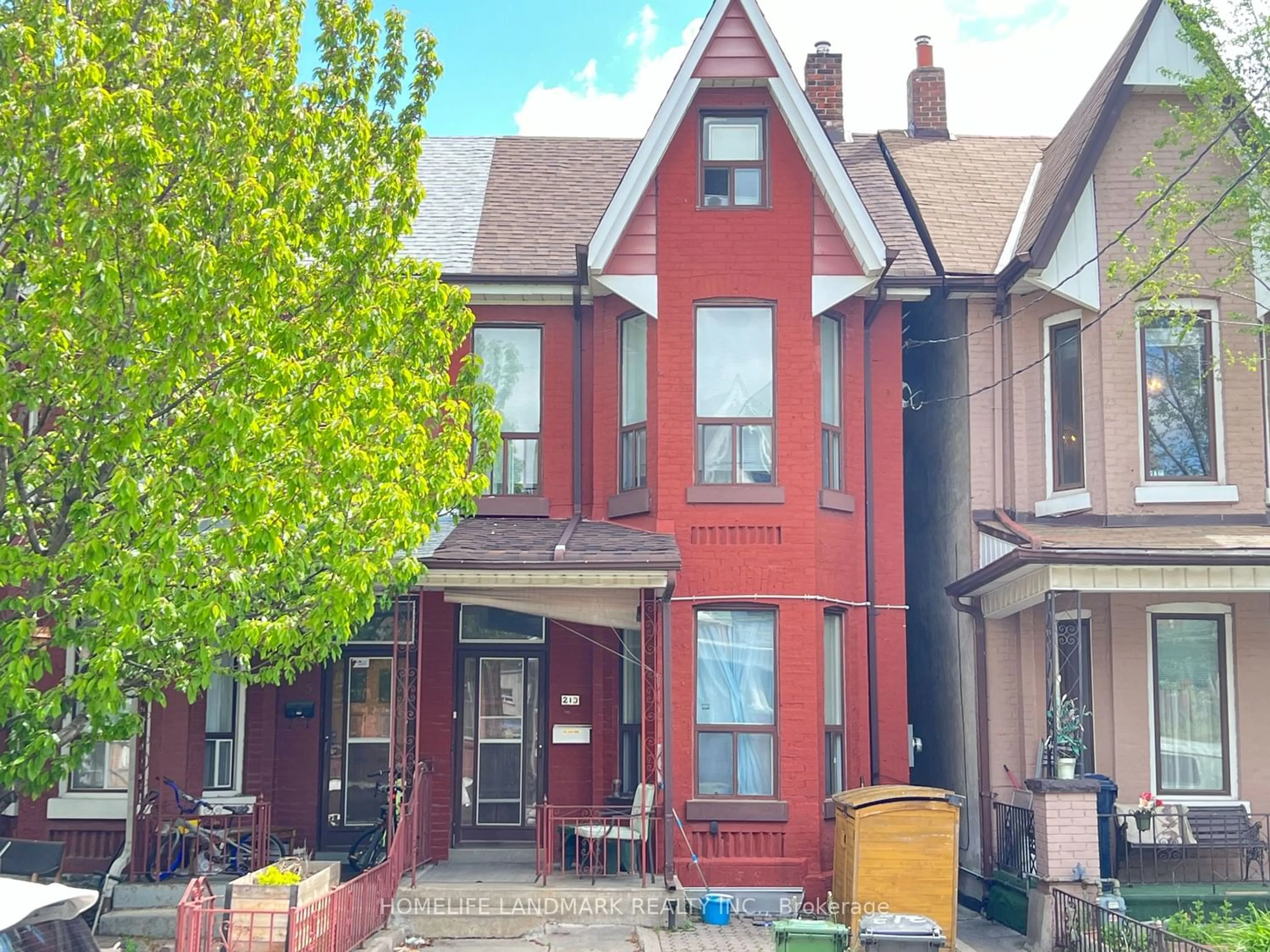 Frontside or backside of a home for 213 Palmerston Ave, Toronto Ontario M6J 3J3
