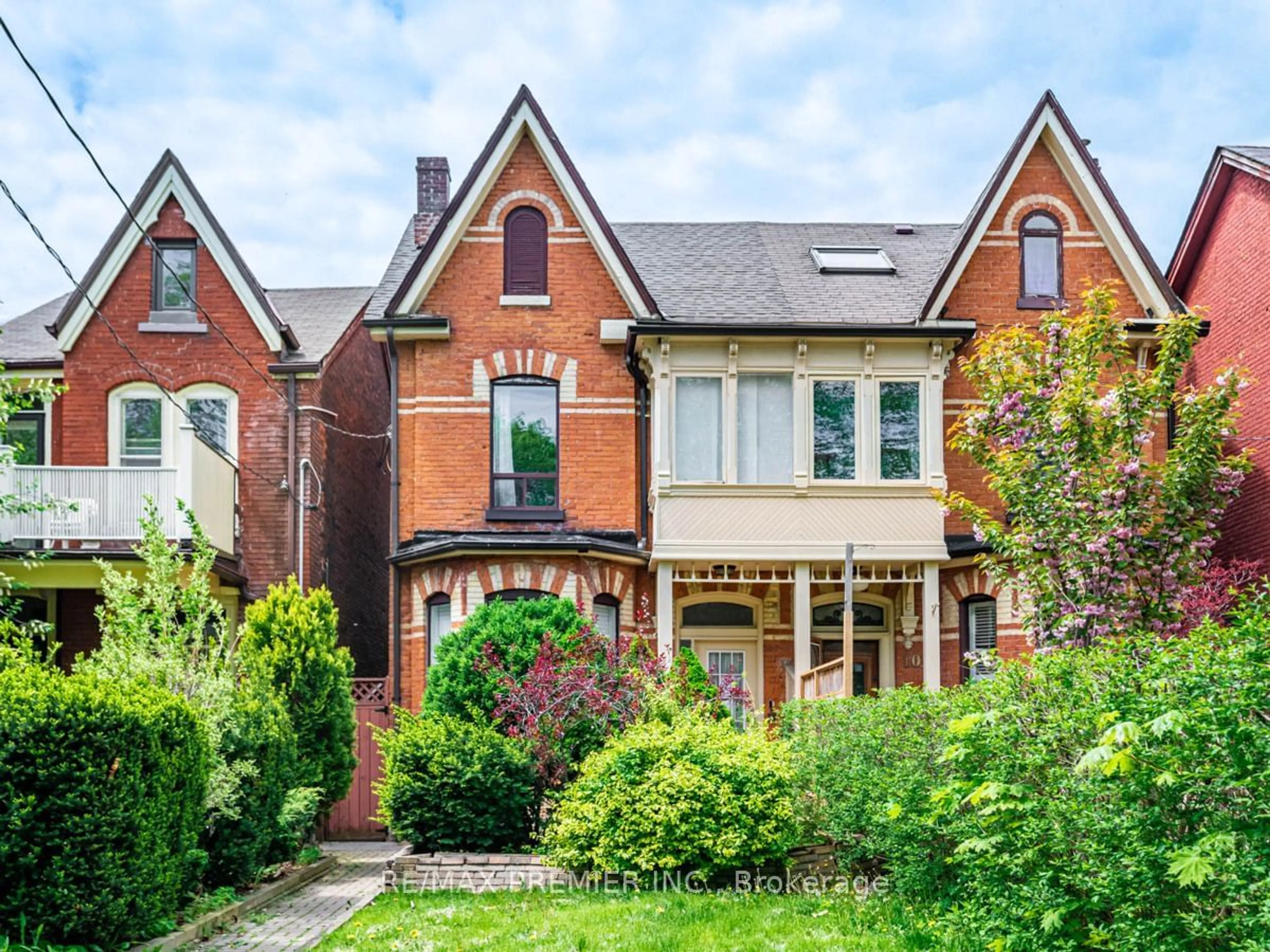Home with brick exterior material for 102 Bellevue Ave, Toronto Ontario M5T 2N9