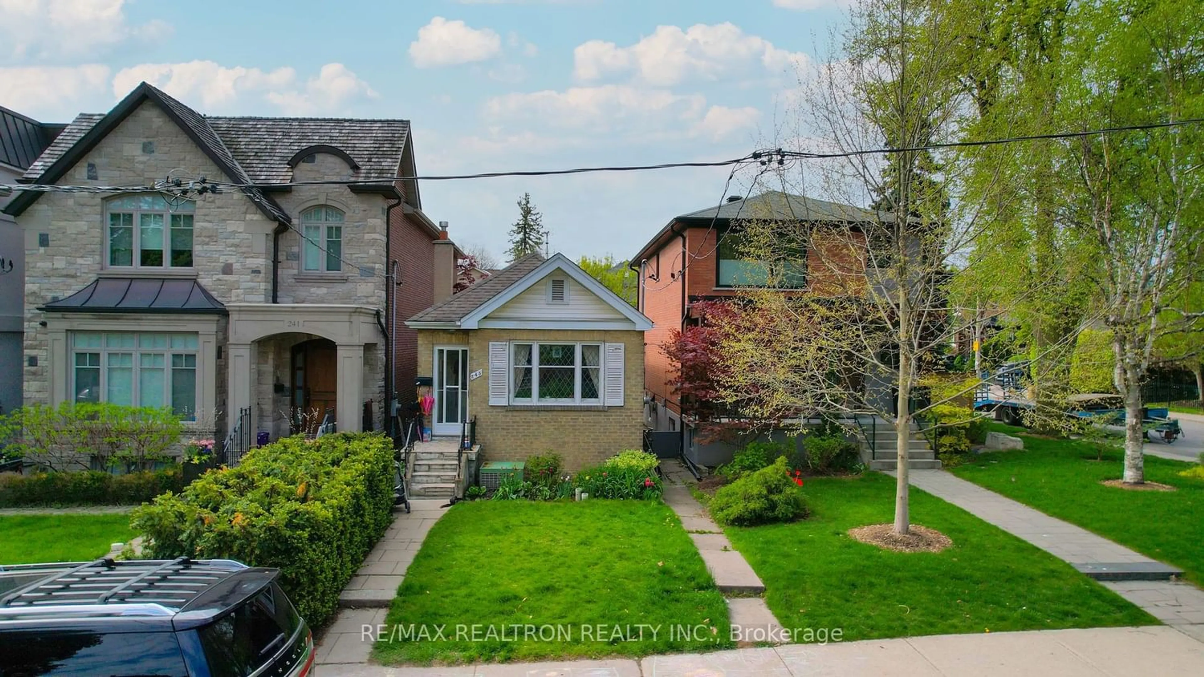 Frontside or backside of a home for 243 Bedford Park Ave, Toronto Ontario M5M 1J4