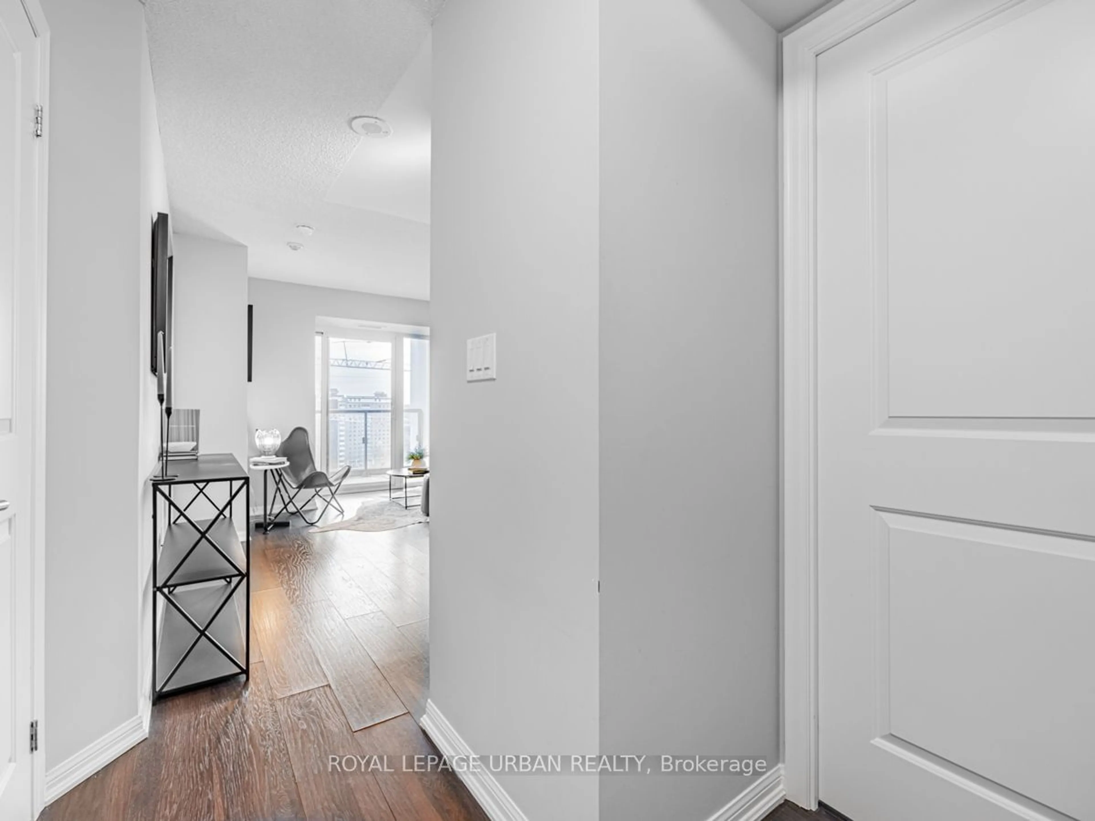 Indoor entryway for 400 Adelaide St #1915, Toronto Ontario M5A 1N4