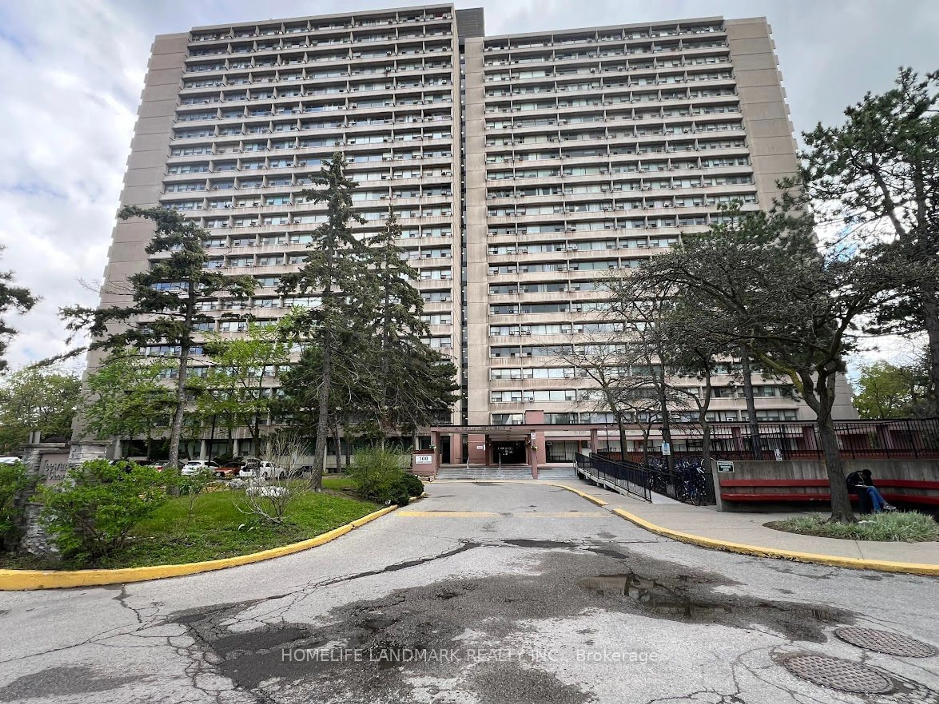 A pic from exterior of the house or condo for 100 Leeward Glwy #612, Toronto Ontario M3C 2Z1