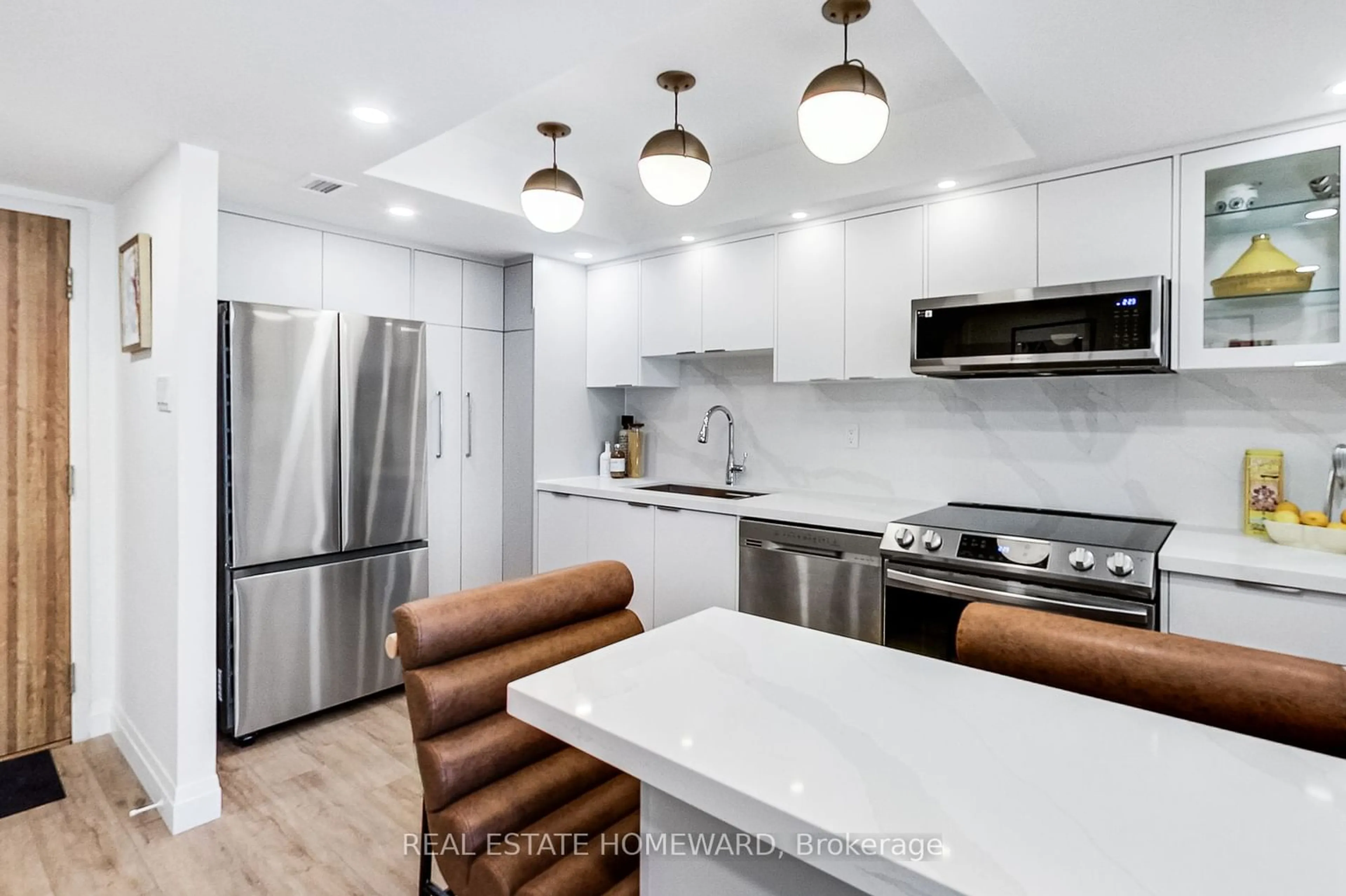 Contemporary kitchen for 360 Bloor St #511, Toronto Ontario M4W 3M3