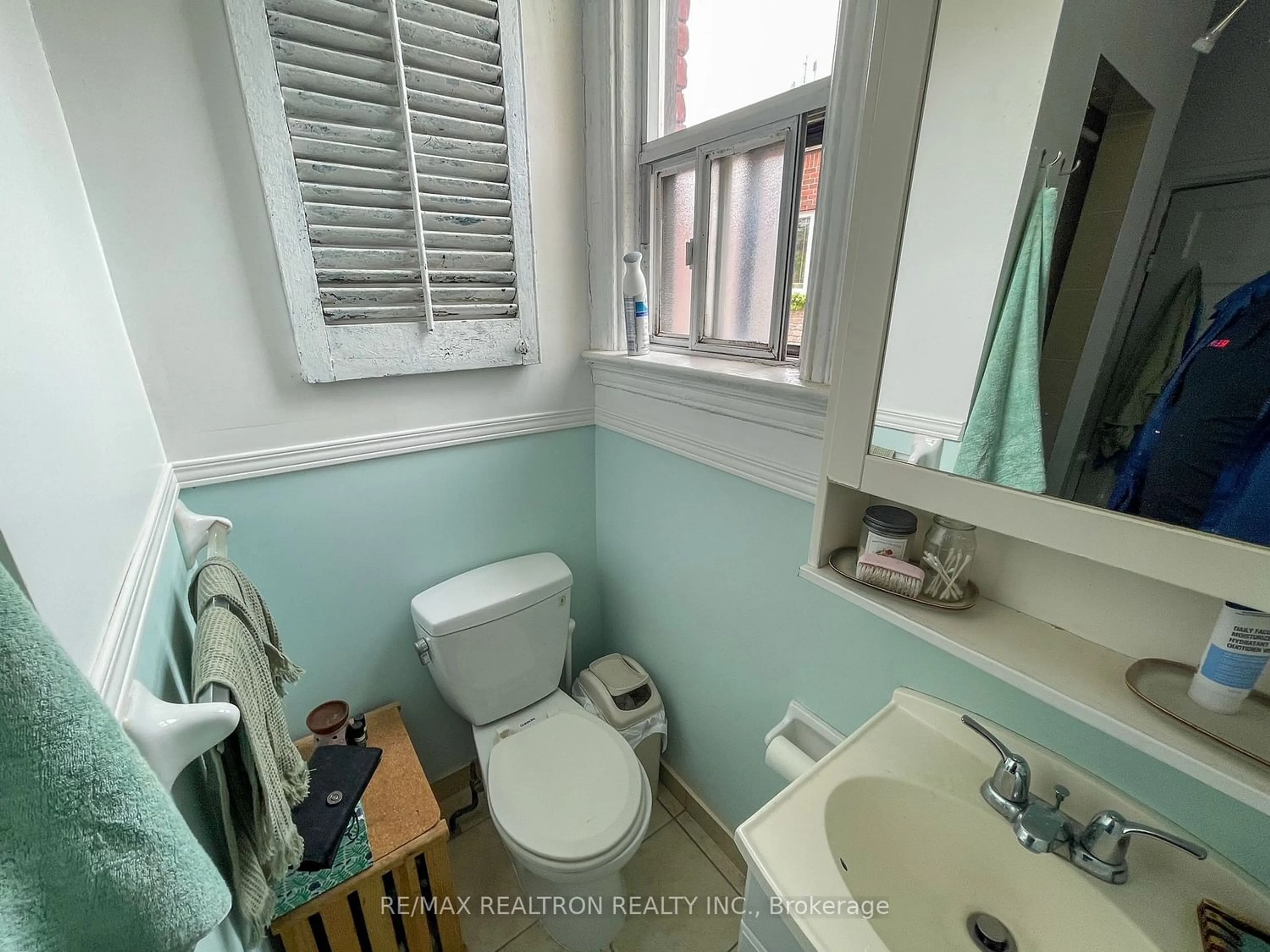 Standard bathroom for 82A Augusta Ave, Toronto Ontario M5T 2L1