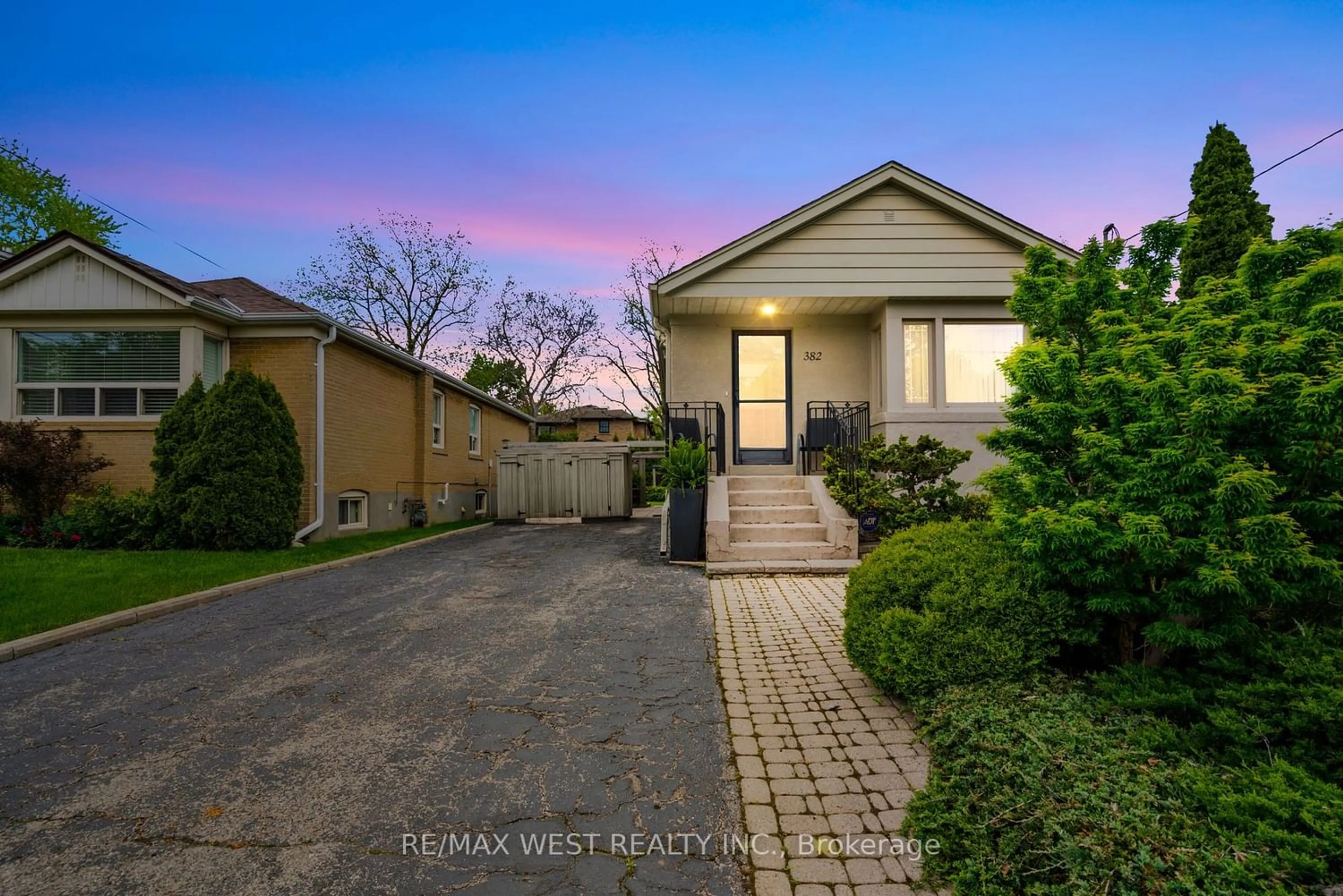 Frontside or backside of a home for 382 Brooke Ave, Toronto Ontario M5M 2L6