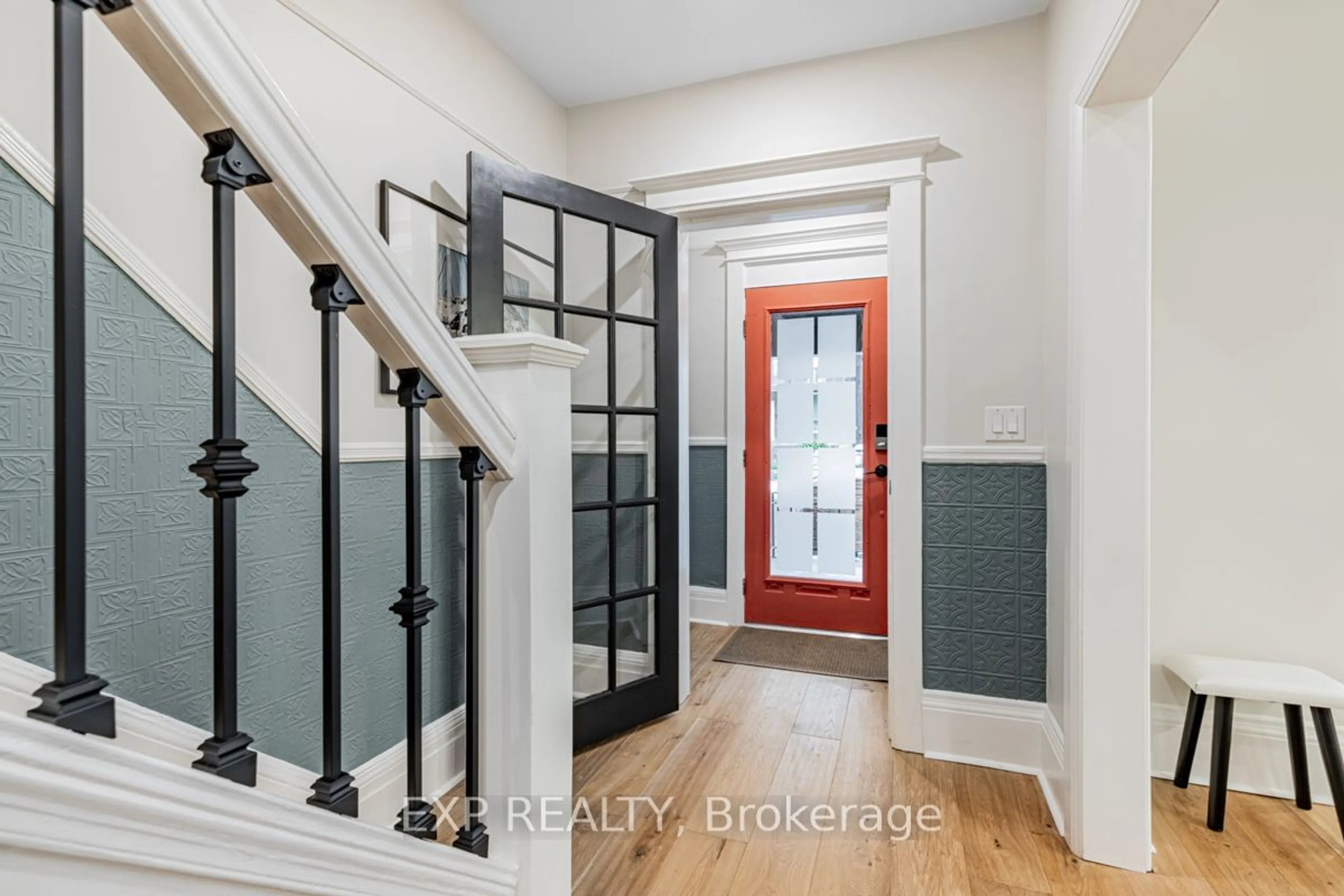 Indoor entryway for 204 Montrose Ave, Toronto Ontario M6G 3G7