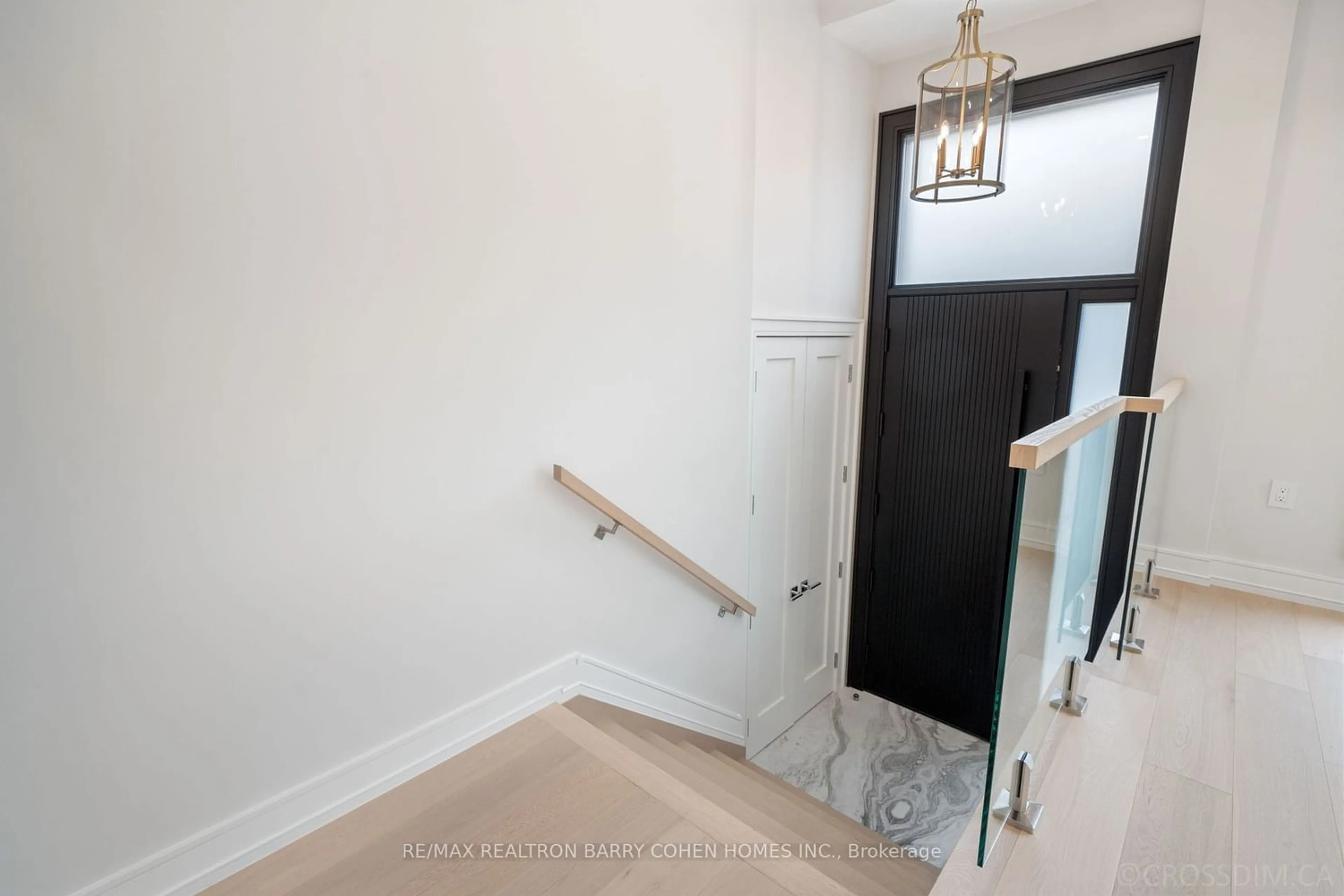 Indoor entryway for 1356 Mount Pleasant Rd, Toronto Ontario M4N 2T5