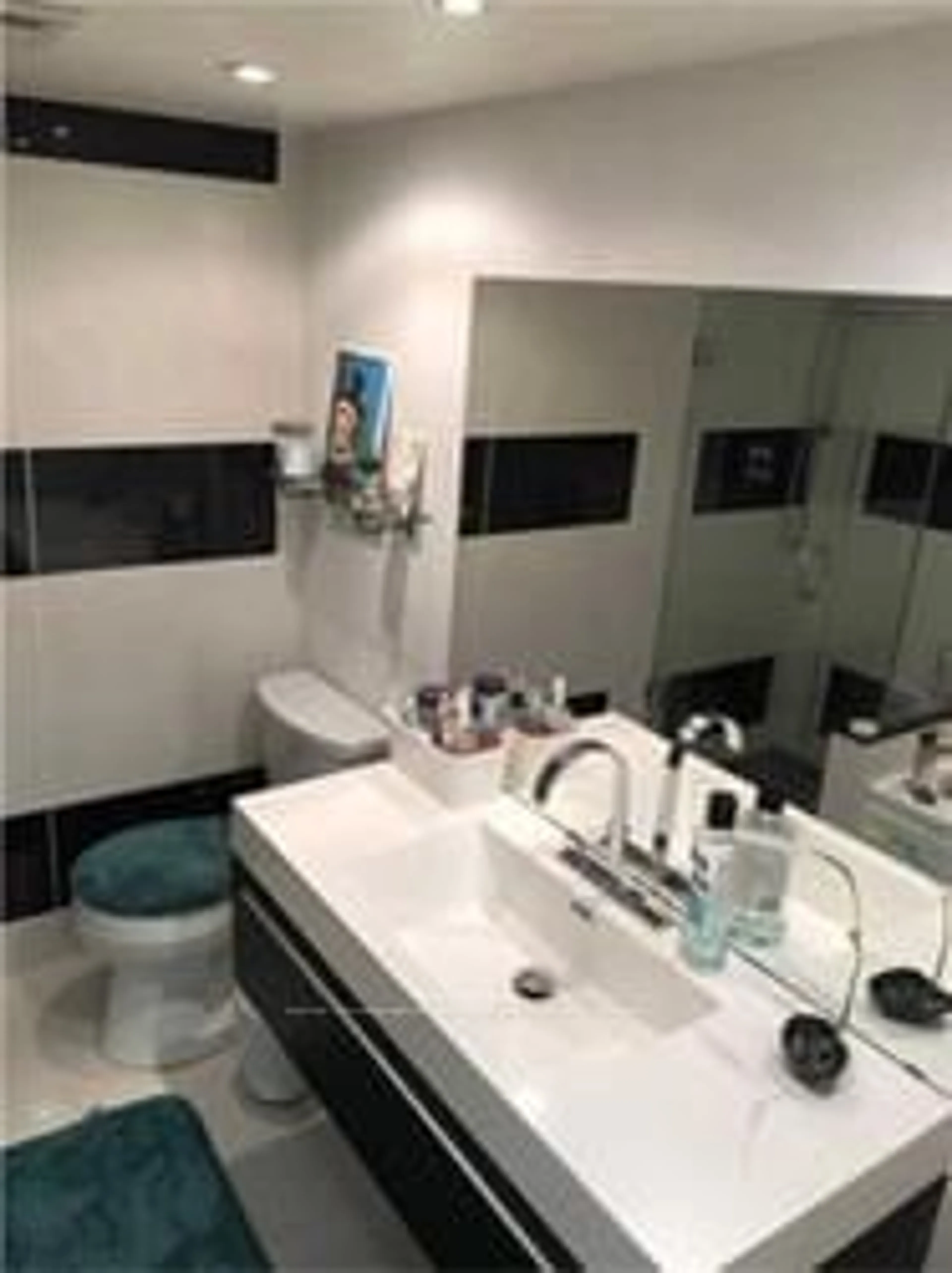 Bathroom for 717 Bay St #1002, Toronto Ontario M5G 2J9