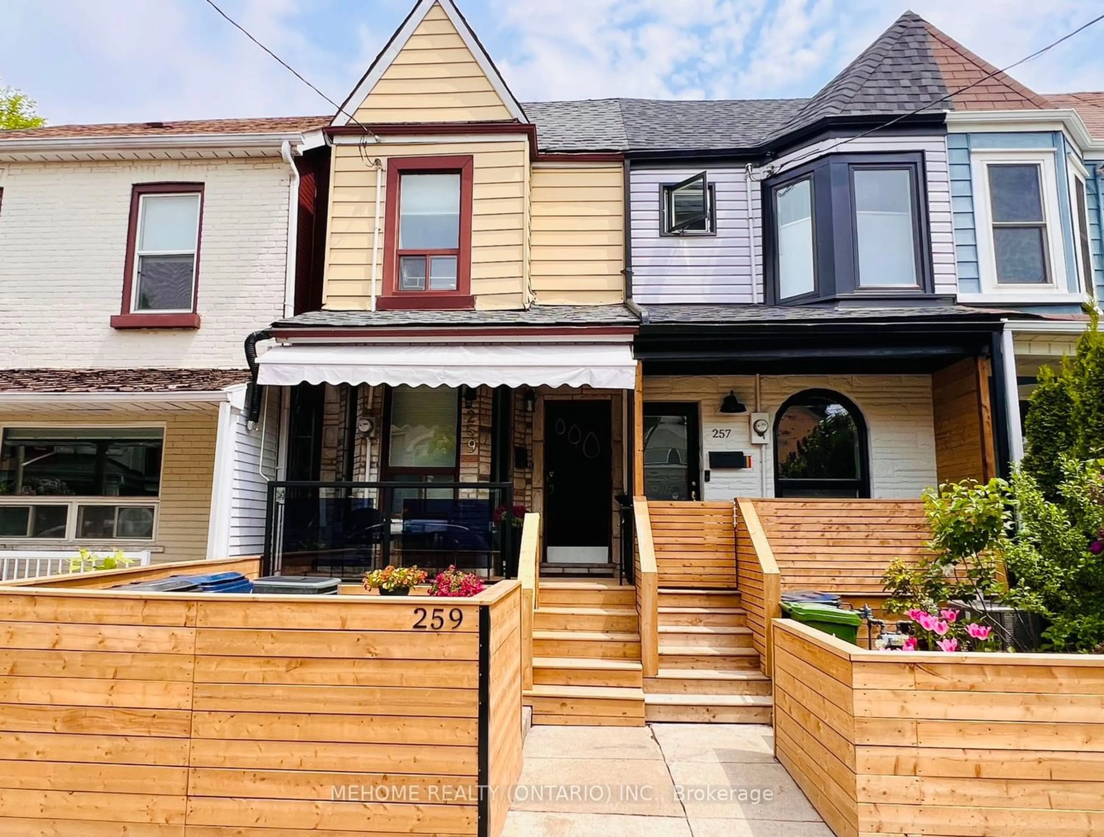 Home with vinyl exterior material for 259 Claremont St, Toronto Ontario M6J 2N1