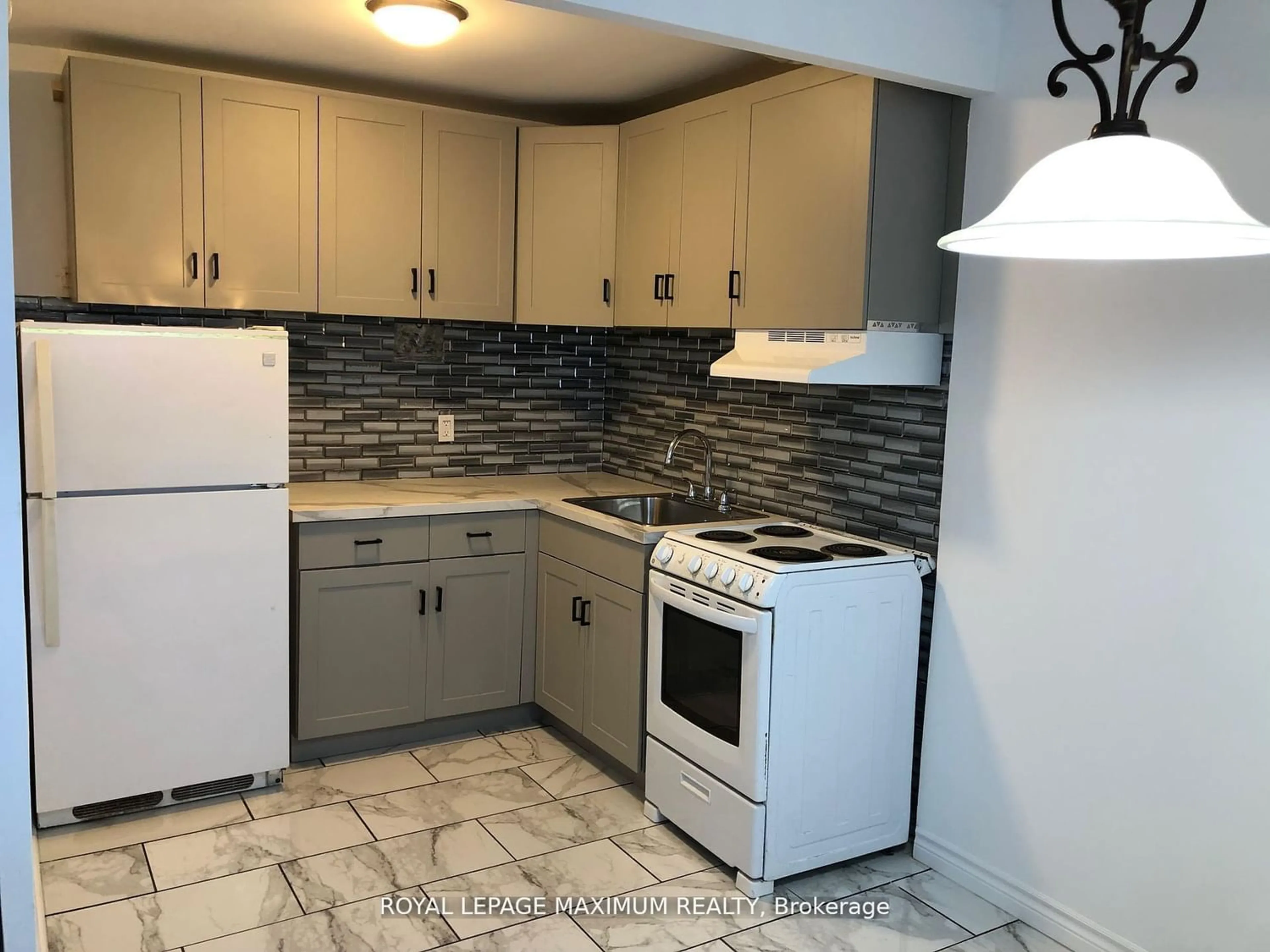 Standard kitchen for 55 Neptune Dr #105, Toronto Ontario M6A 1X2