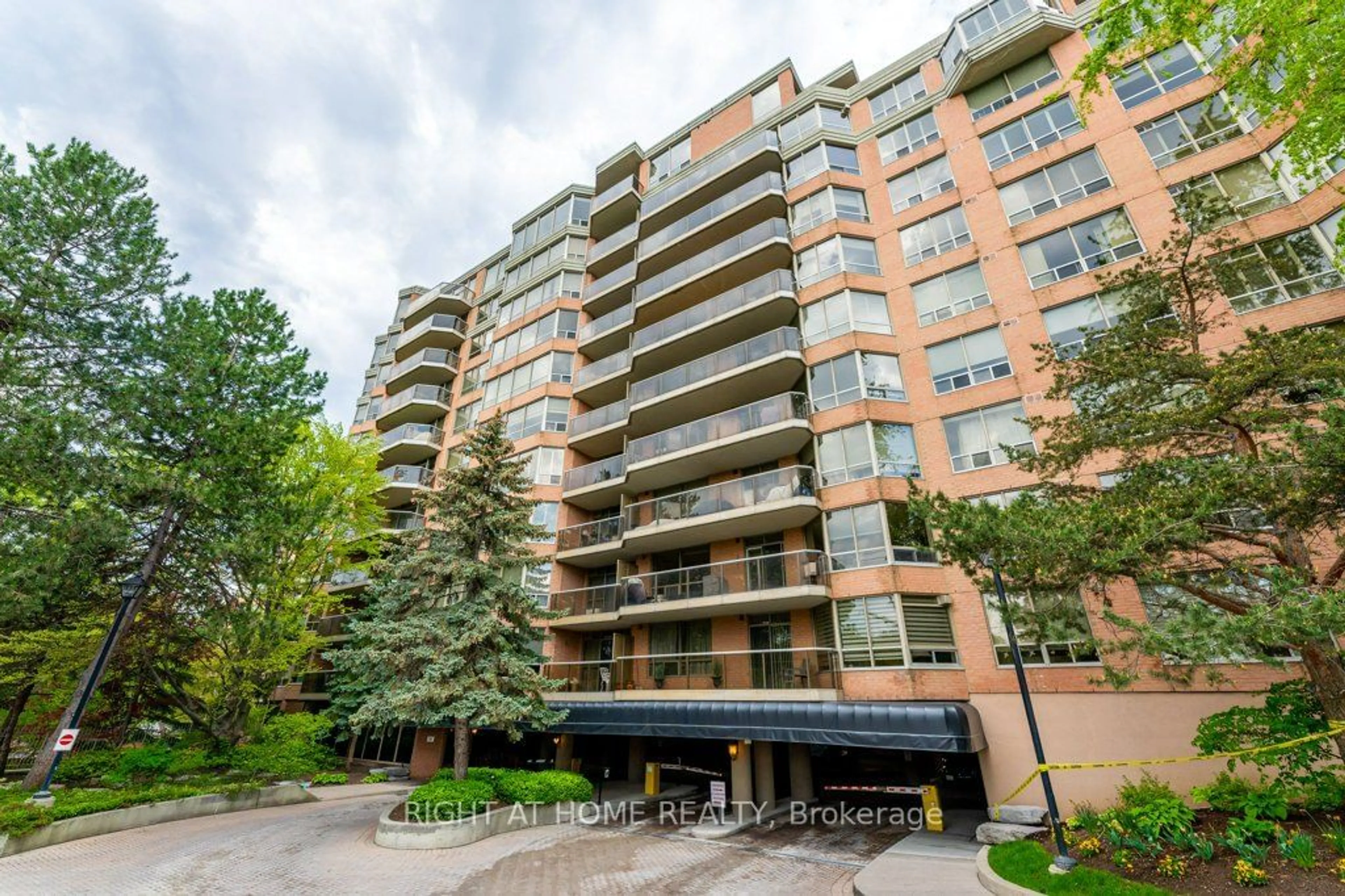 A pic from exterior of the house or condo for 3181 Bayview Ave #105, Toronto Ontario M2K 2Y2