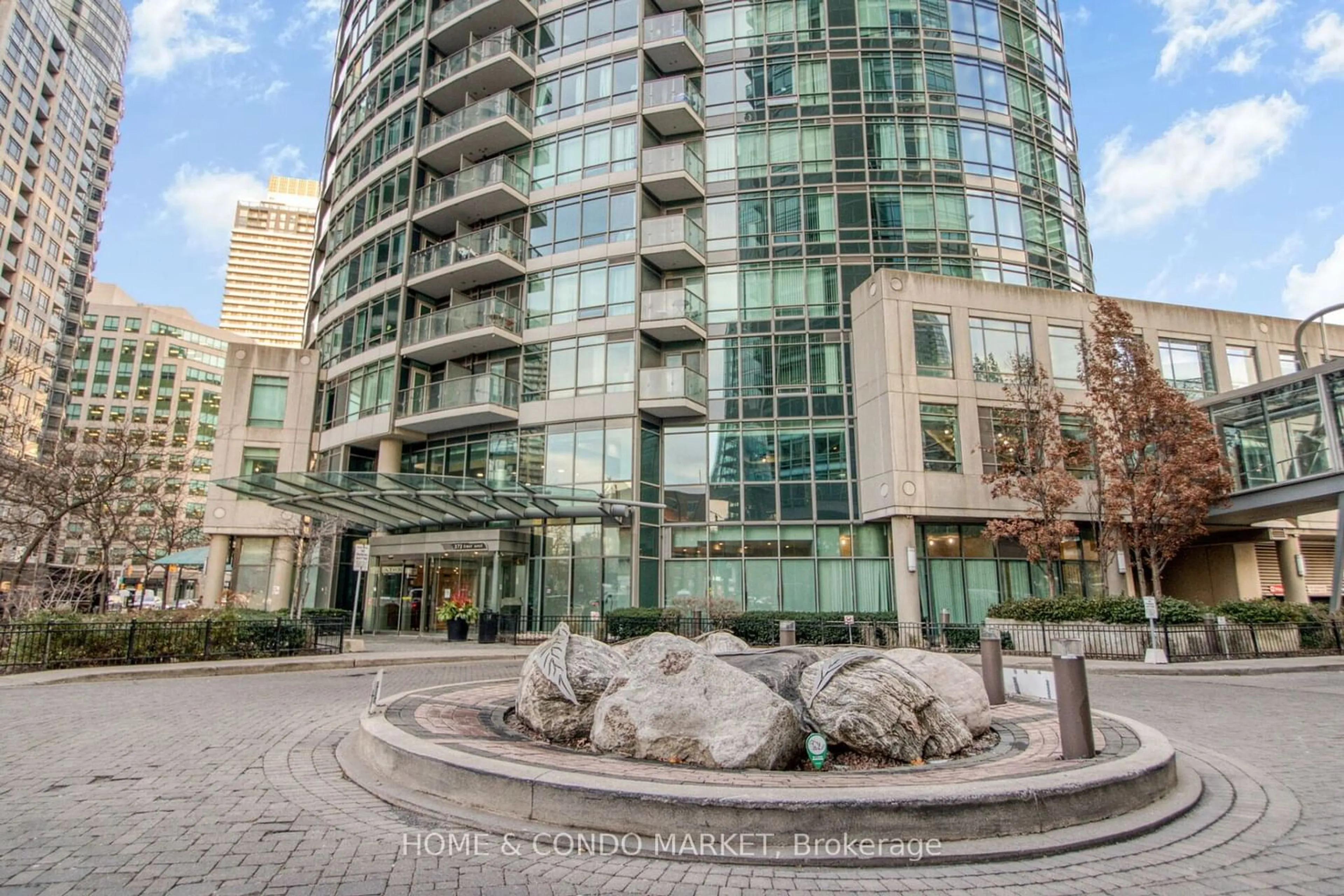 A pic from exterior of the house or condo for 373 Front St #3010, Toronto Ontario M5V 3R7