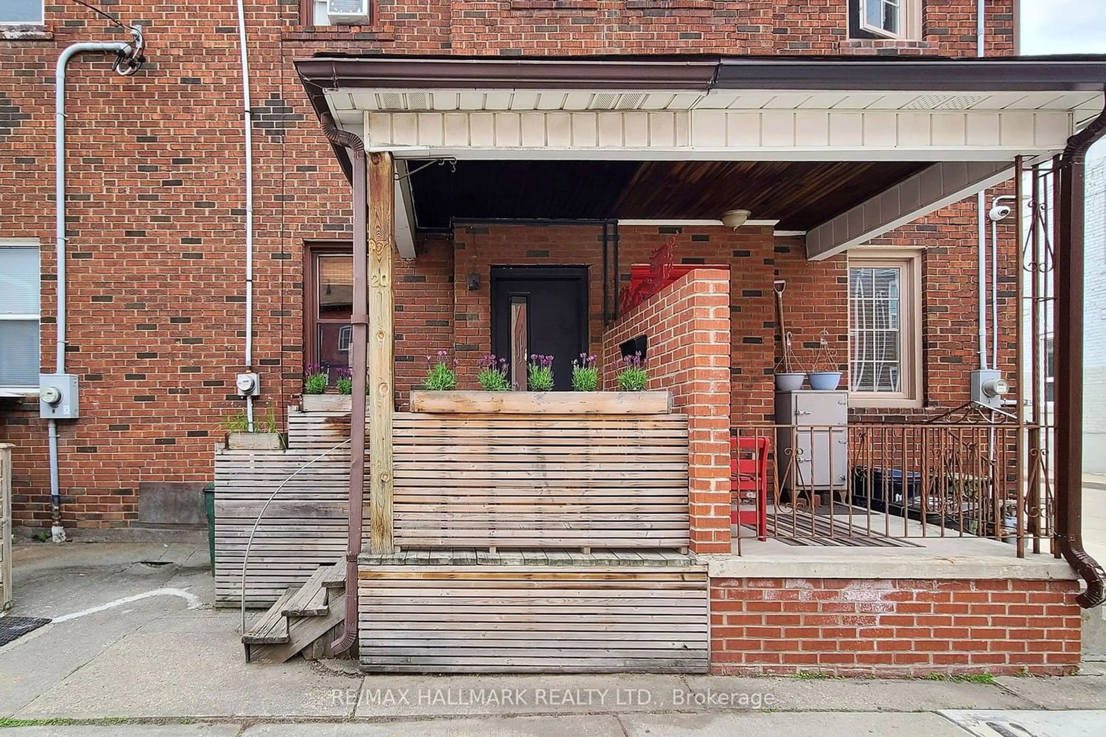 Home with brick exterior material for 20 Glasgow St, Toronto Ontario M5T 2B9