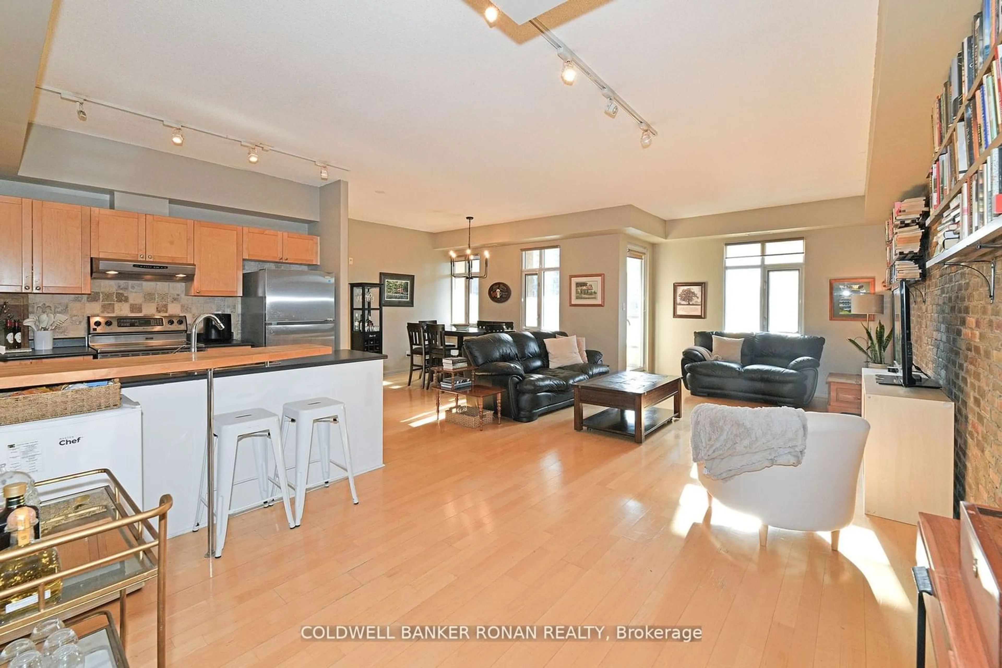 Living room for 550 Front St #602, Toronto Ontario M5V 3N5