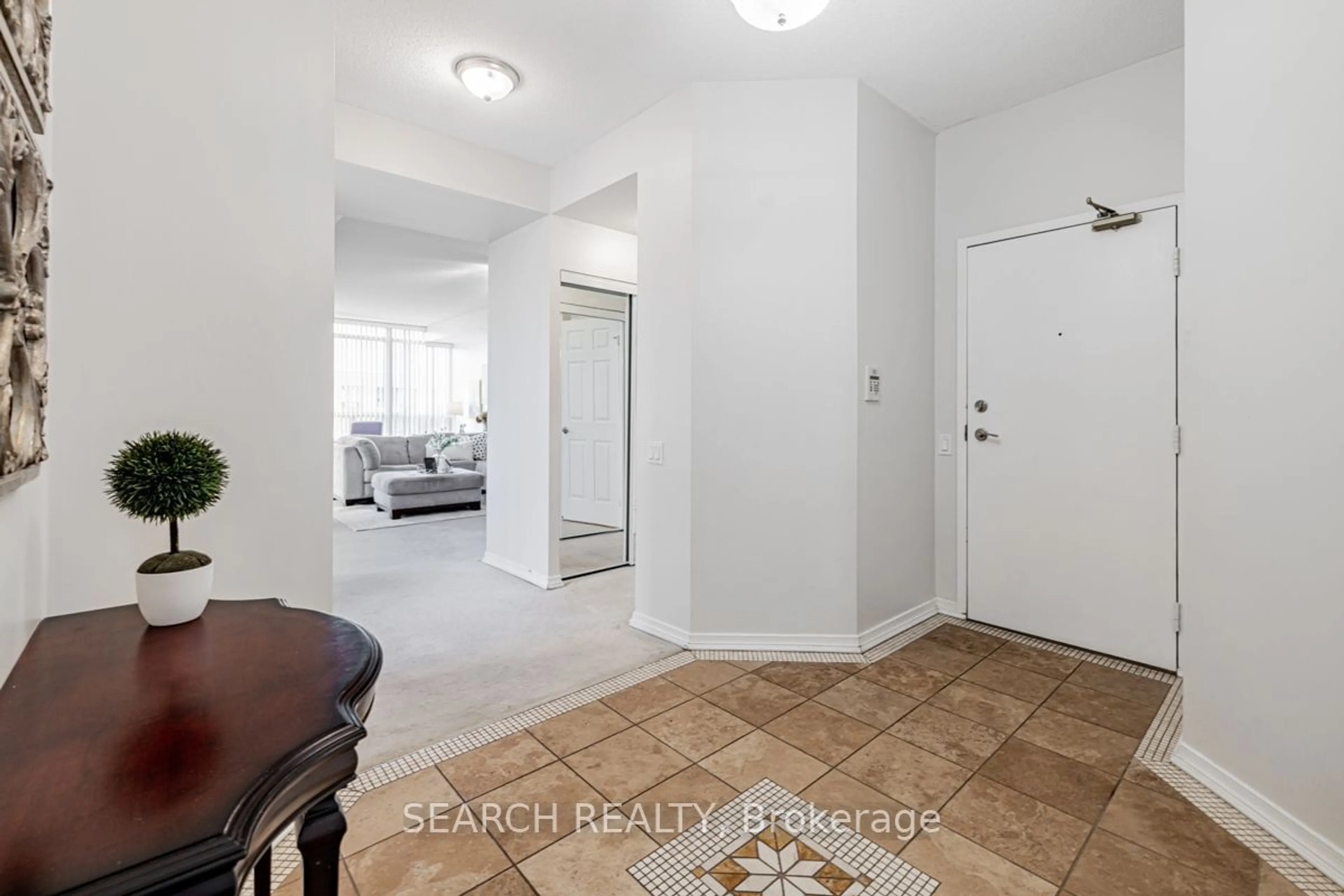 Indoor entryway for 8 Hillcrest Ave #Ph202, Toronto Ontario M2N 6Y6