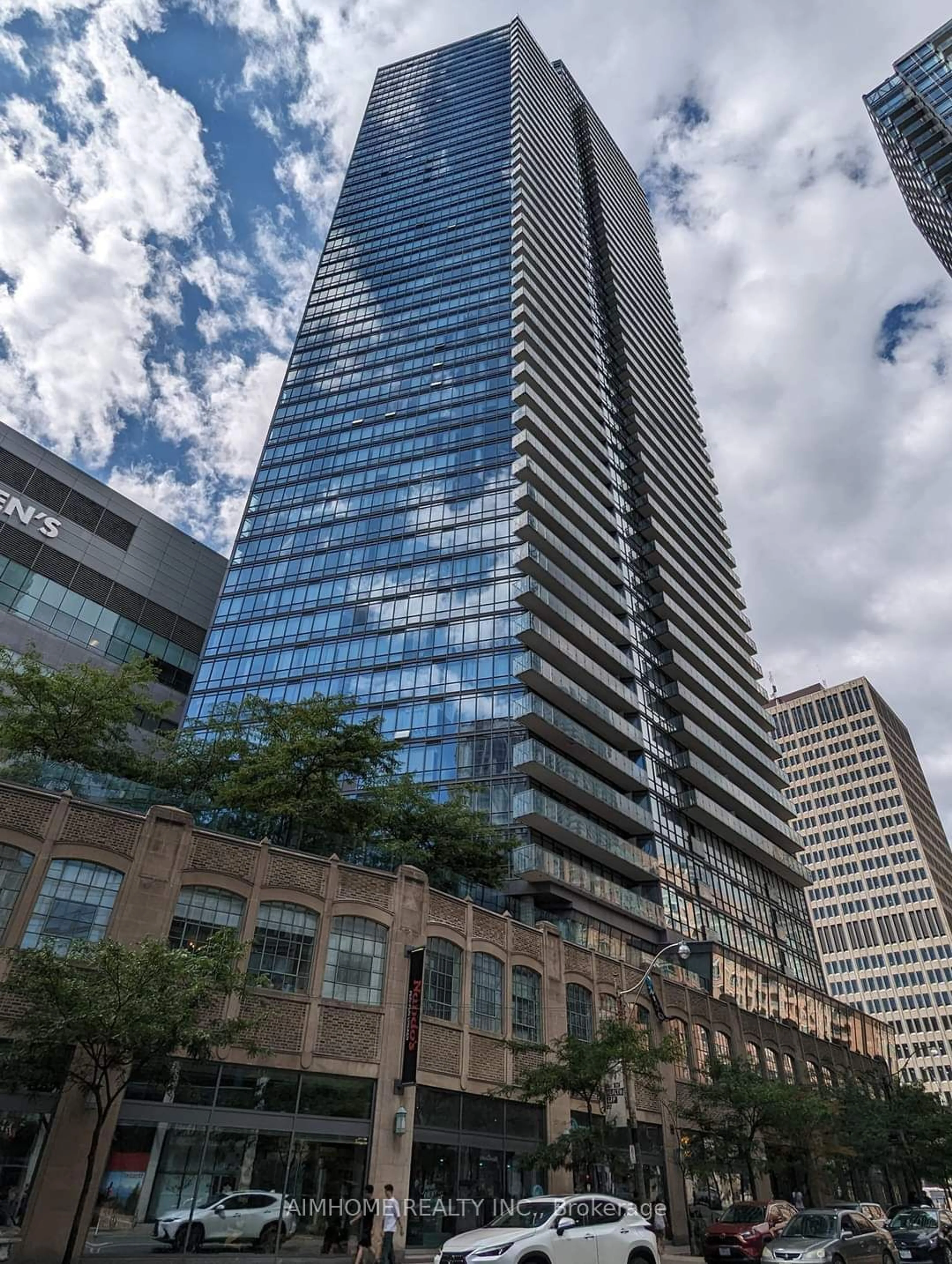 A pic from exterior of the house or condo for 832 Bay St #2001, Toronto Ontario M5S 1Z6