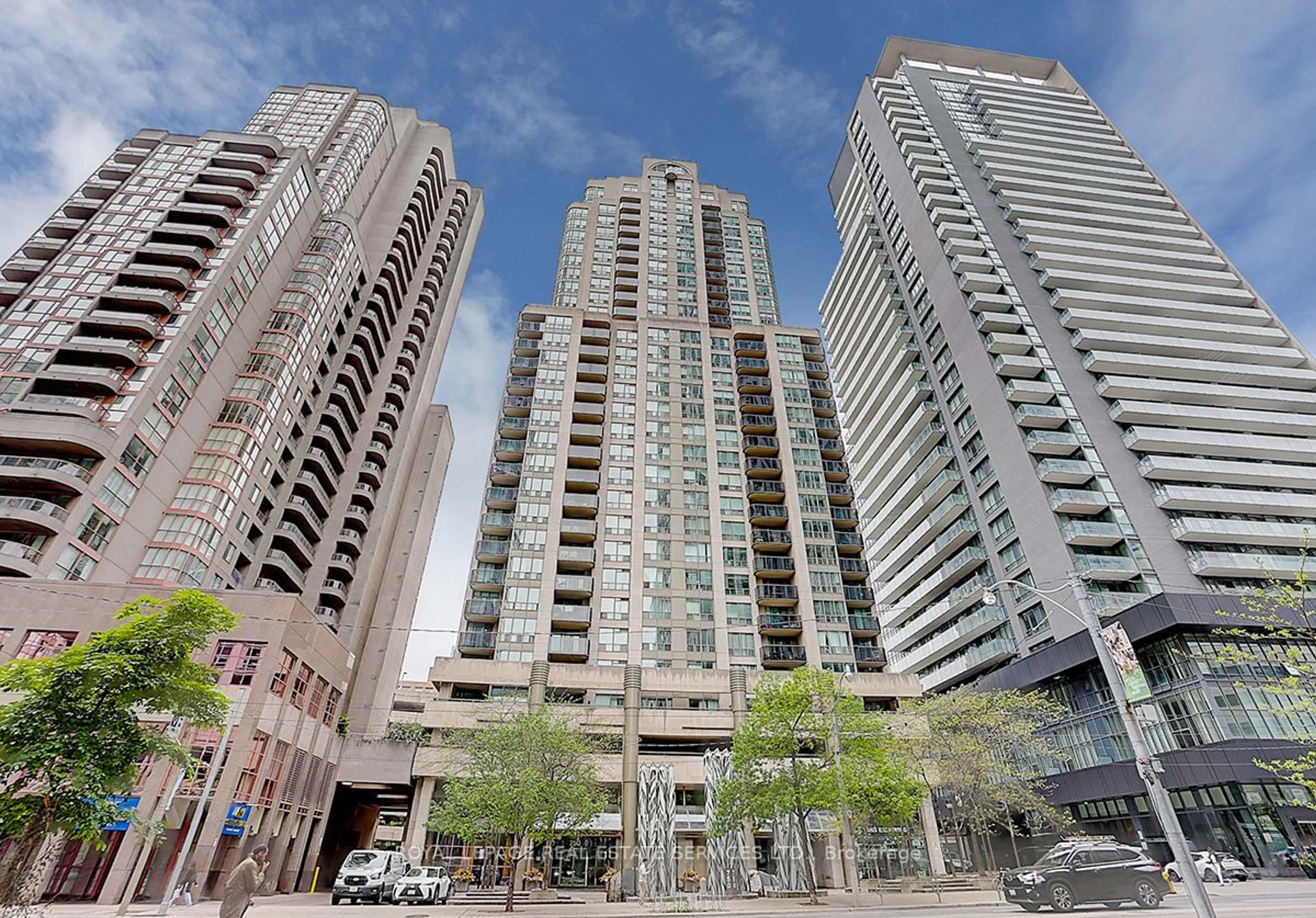 A pic from exterior of the house or condo for 750 Bay St #1003, Toronto Ontario M5G 1N6