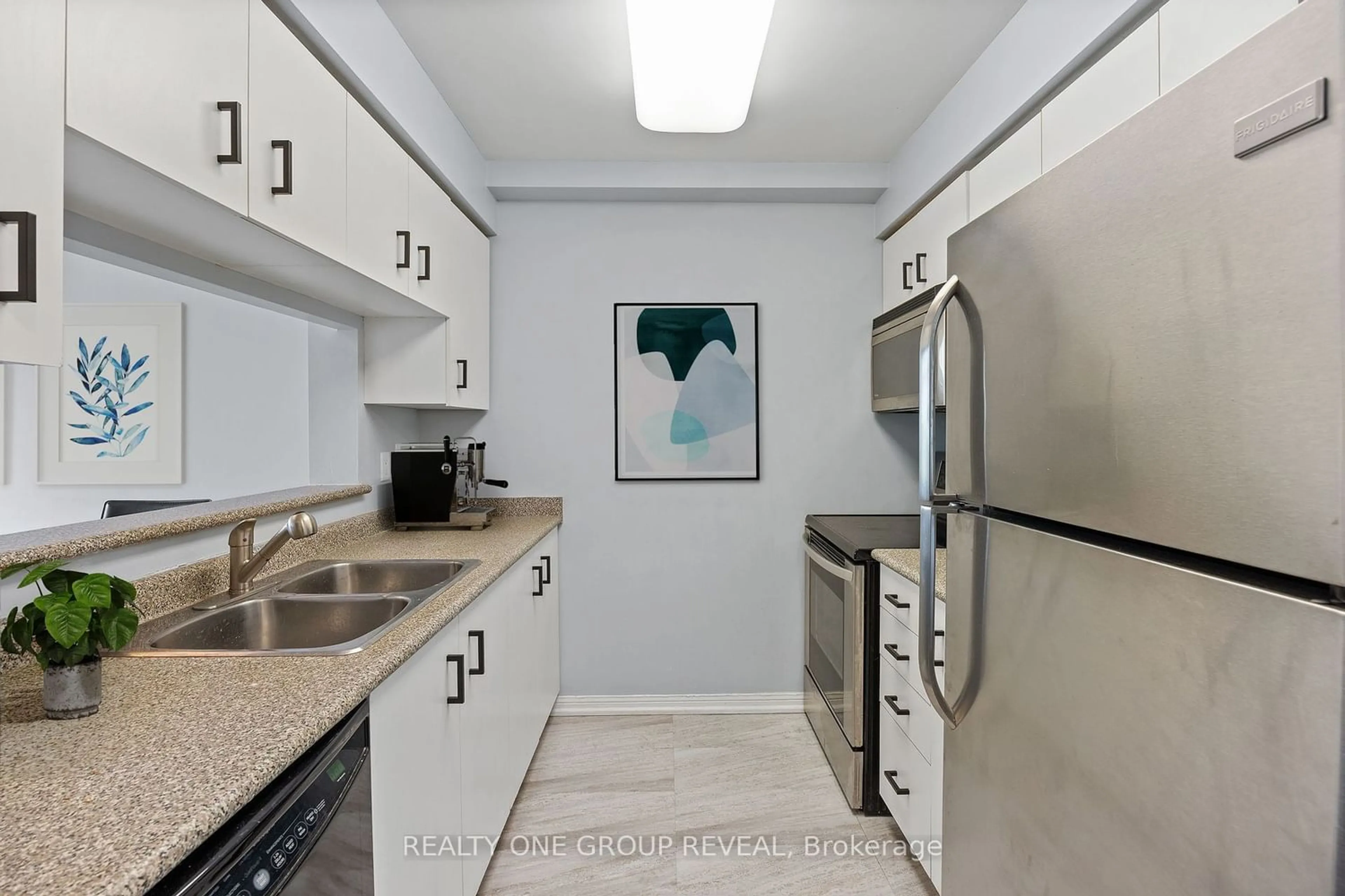 Standard kitchen for 650 Lawrence Ave #628, Toronto Ontario M6A 3E8