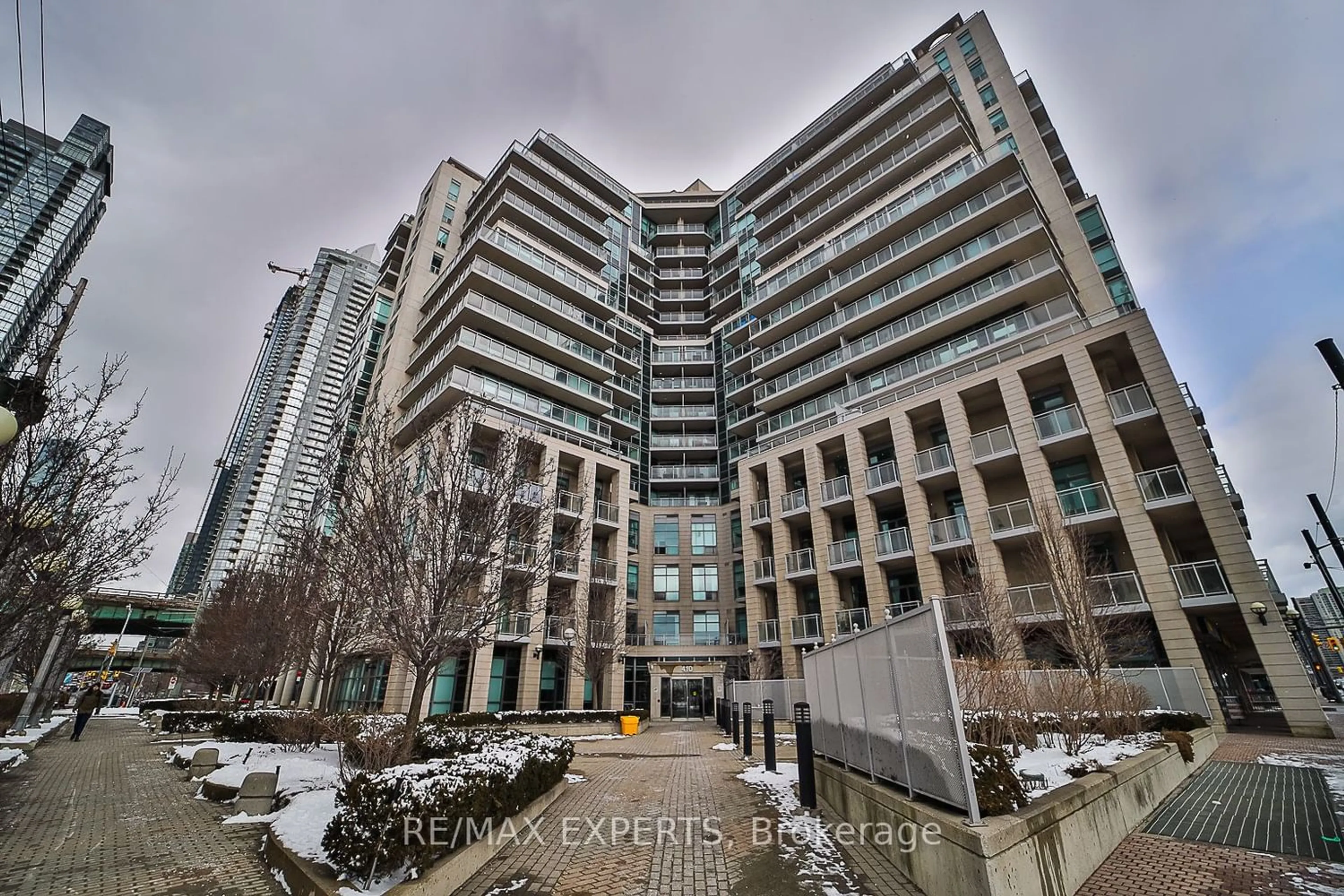 A pic from exterior of the house or condo for 410 Queens Quay #903, Toronto Ontario M5V 3T1