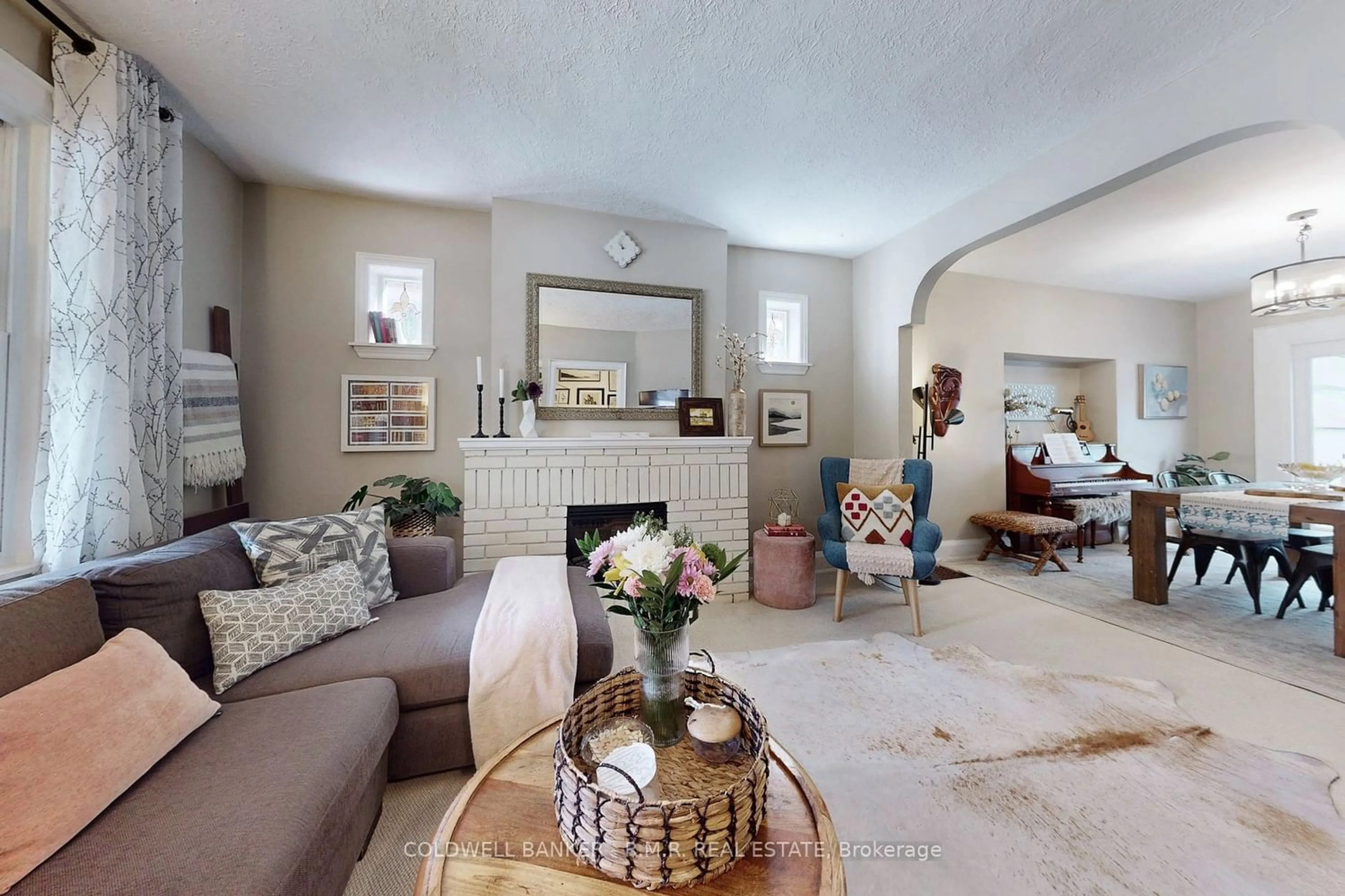 Living room for 537 Hillsdale Ave, Toronto Ontario M4S 1V1