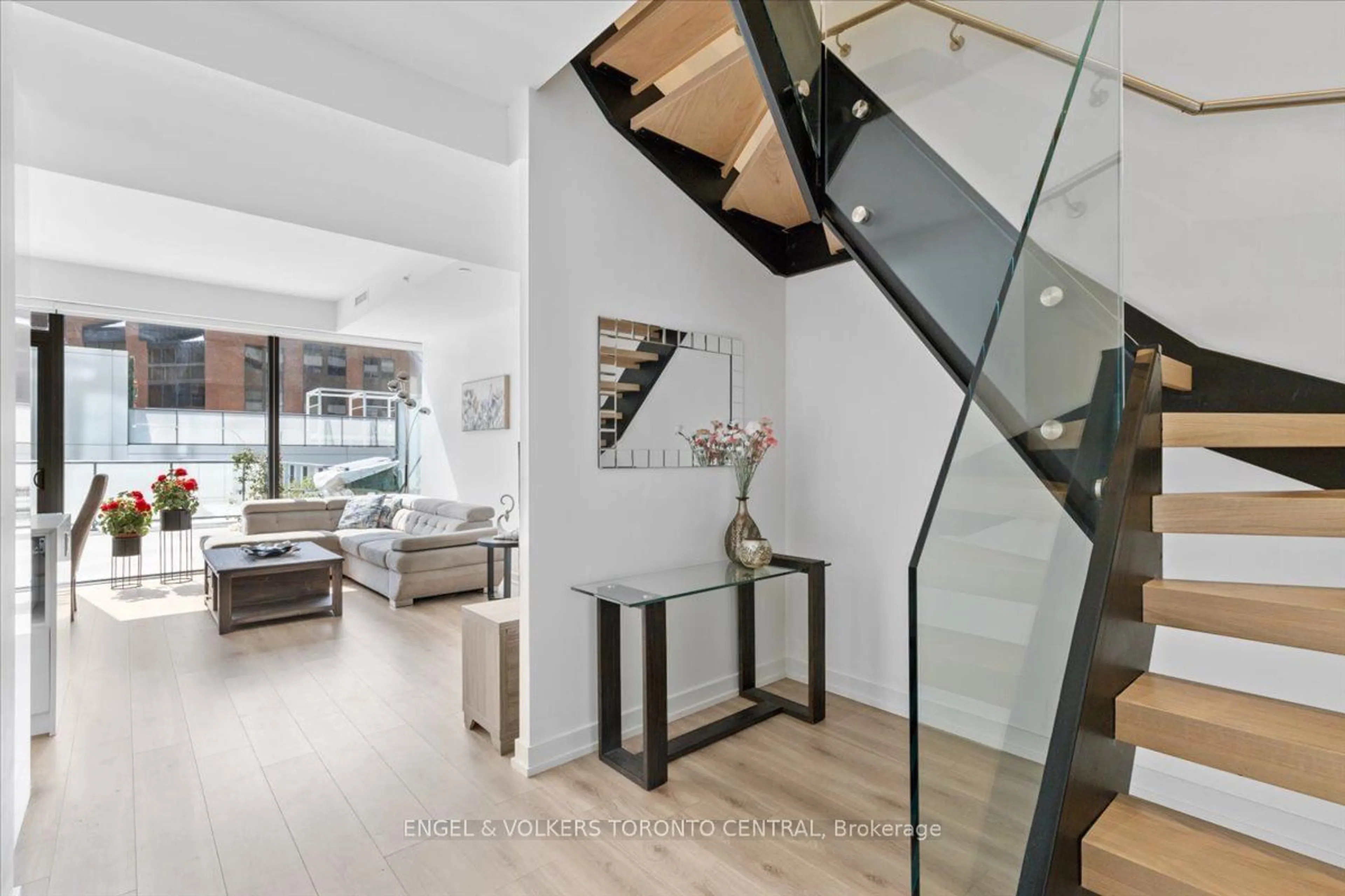 Indoor foyer for 161 Roehampton Ave #805, Toronto Ontario M4P 0C8