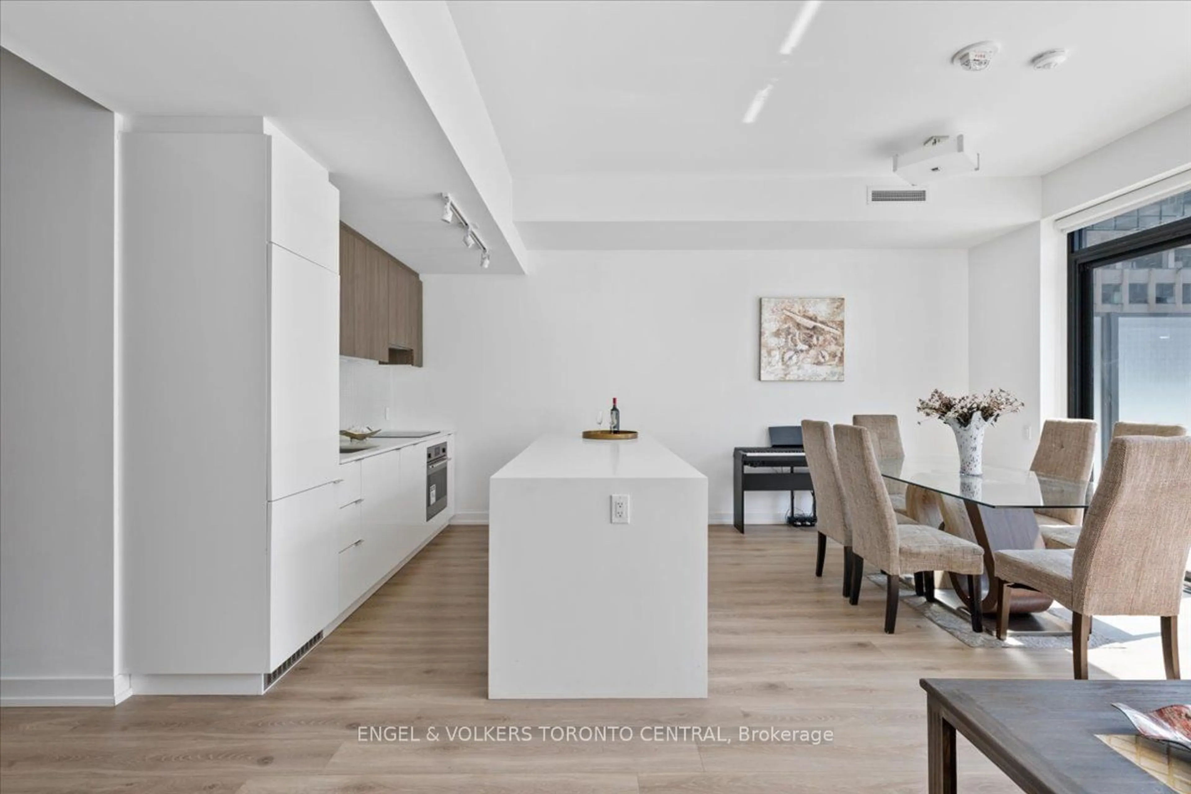 Contemporary kitchen for 161 Roehampton Ave #805, Toronto Ontario M4P 0C8